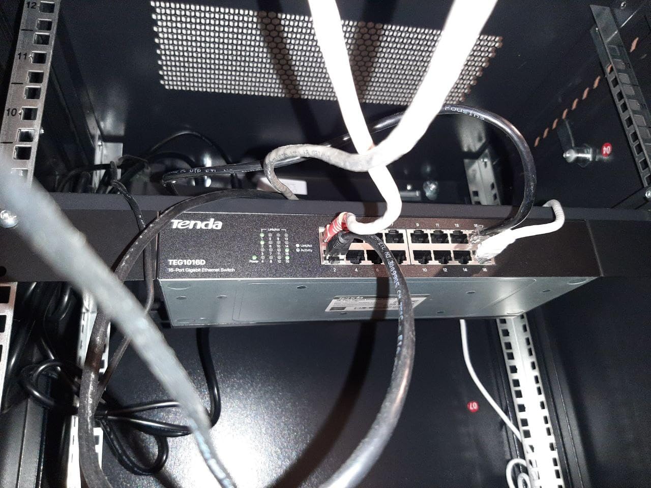 Tenda 24 Port Gigabit Ethernet Switch (TEG1024D) - Rackmount, Unmanaged, Plug & Play, Shielded Ports, Metal Case, Quiet for Small Business customer photo 2