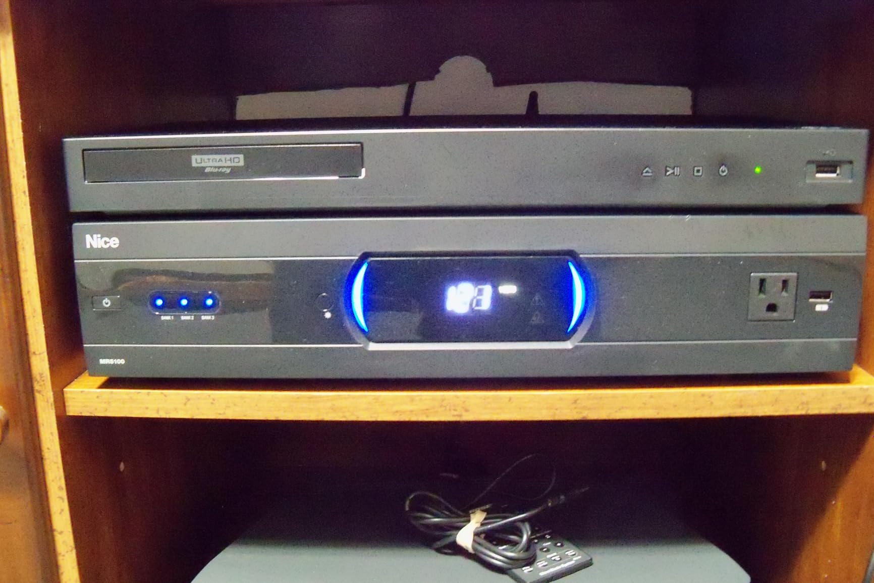 Panamax MR5100 11-Outlet Home Theater Power Management with Surge Protection and Power Conditioning customer photo 1