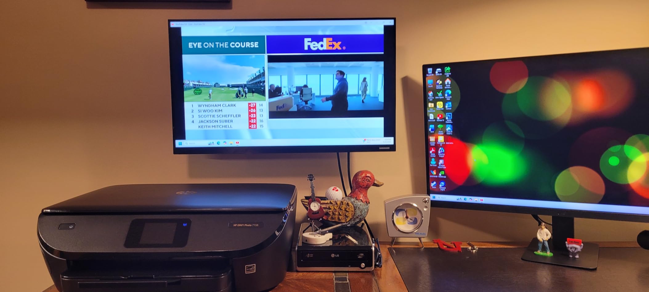 Mount-It! Small TV Wall Mount for 19-32 Inch Flat Screen TVs | Tilt and Swivel TV Wall Mount | Low Profile 2.4
