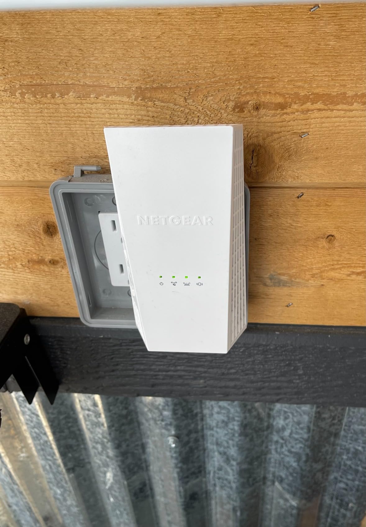 NETGEAR WiFi Mesh Range Extender (EX6400) - Add up to 2,100 sq. ft., 35 Devices, AC1900 Dual Band, Smart Roaming customer photo 1
