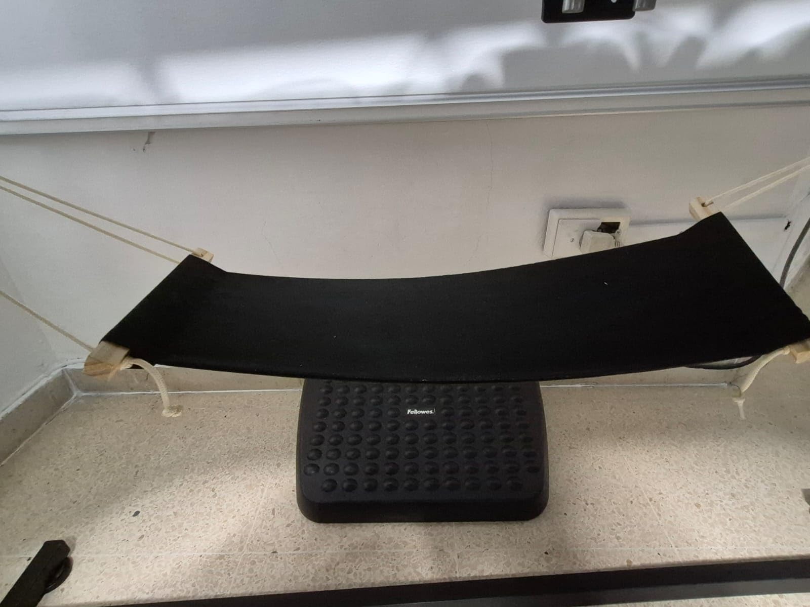 iMissiu Foot Hammock Under Desk Footrest, Adjustable Office Foot Rest Under Desk Hammock, Portable Desk Feet Hammock with Headphones Holder (Black) customer photo 2