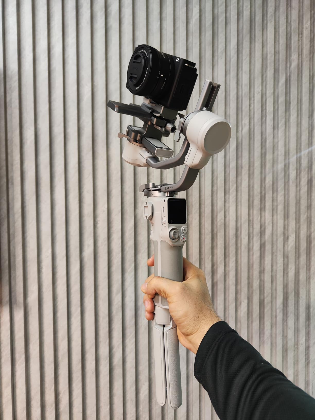 DJI RS 4 Mini, Gimbal Stabilizer, Canon/Sony/Nikon/Fujifilm | 3rd-Gen Native Vertical Shooting, 2nd-Gen Automated Axis Locks, Teflon Enhanced Balancing customer photo 1