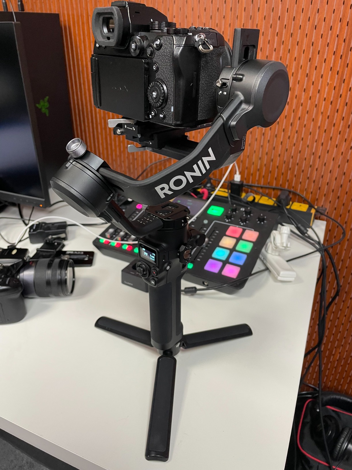 DJI RSC 2 - 3-Axis Gimbal Stabilizer for DSLR and Mirrorless Camera, 6.6 lb Payload, Foldable Design, Vertical Shooting, OLED Screen customer photo 1