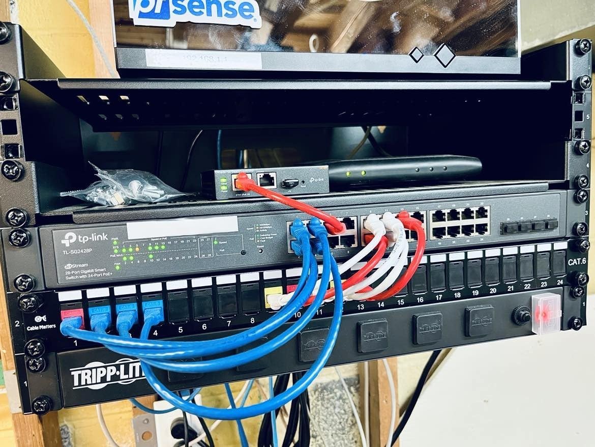 TP-Link Omada SG2428P Jetstream 24 Port Gigabit Smart Managed PoE+ Switch - 24 PoE+ Ports 250W, 4 SFP Slots, Omada SDN, PoE Recovery, IPv6, Static Routing customer photo 1