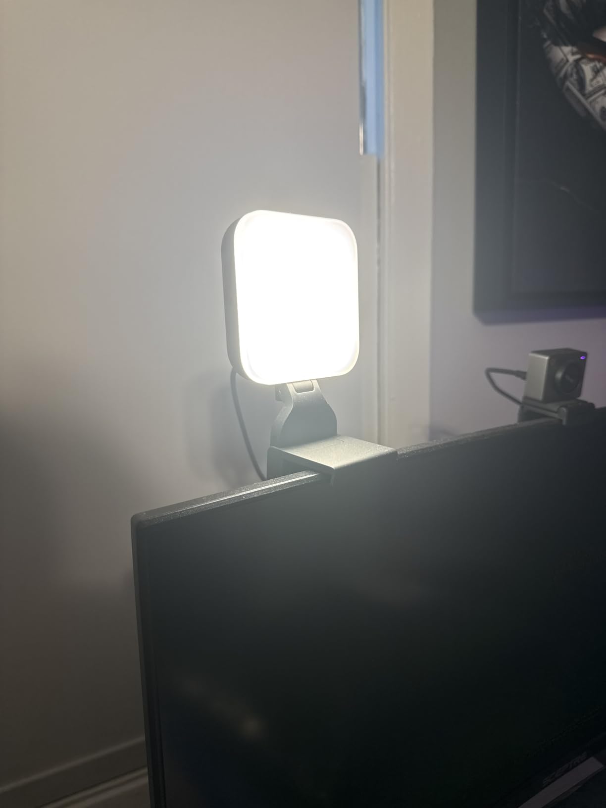 Logitech for Creators Litra Glow Premium LED Streaming Light with TrueSoft- Computer lighting for video conferencing, Zoom meetings, with adjustable mount and desktop app control for PC/Mac - Graphite customer photo 2