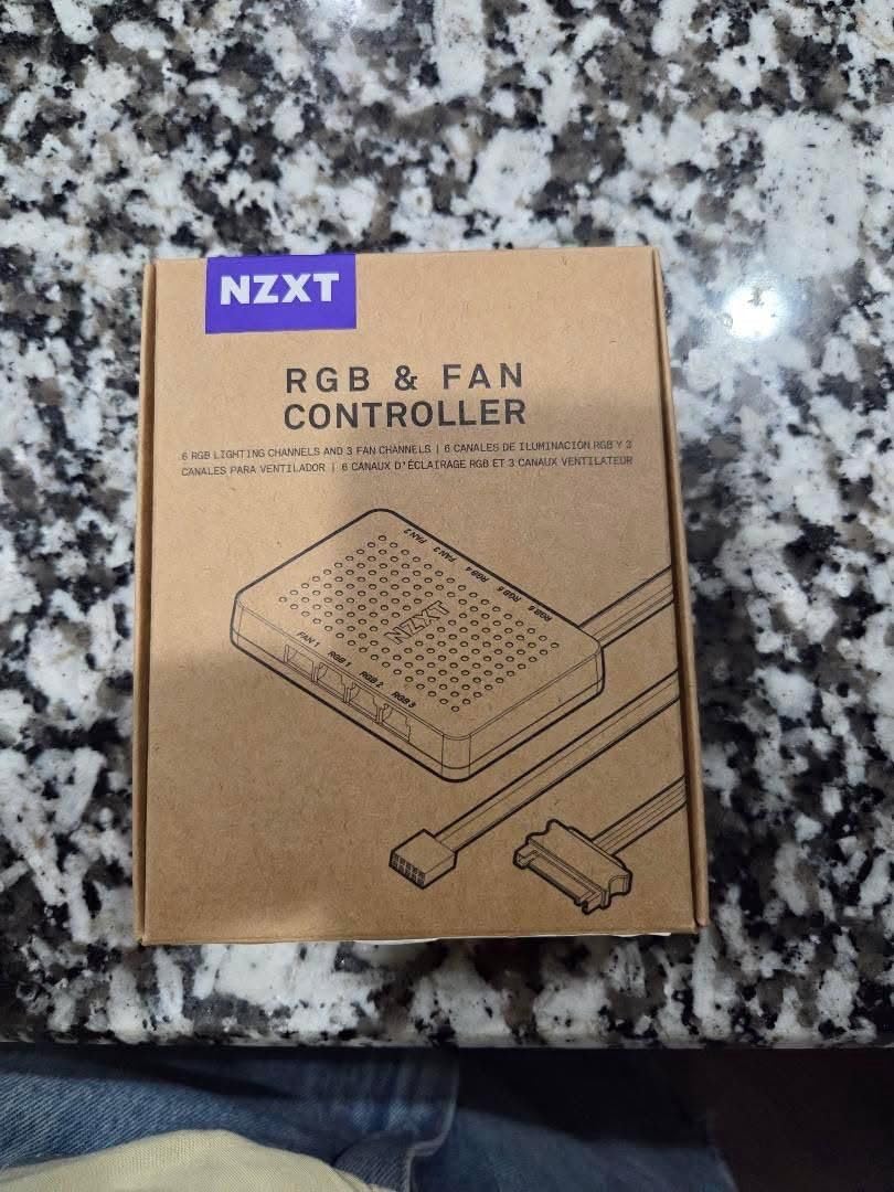 Corsair RGB & Fan Controller - 6 RGB Lighting Channels, 3 Fan Channels, RGB Lighting Customization, Black customer photo 1