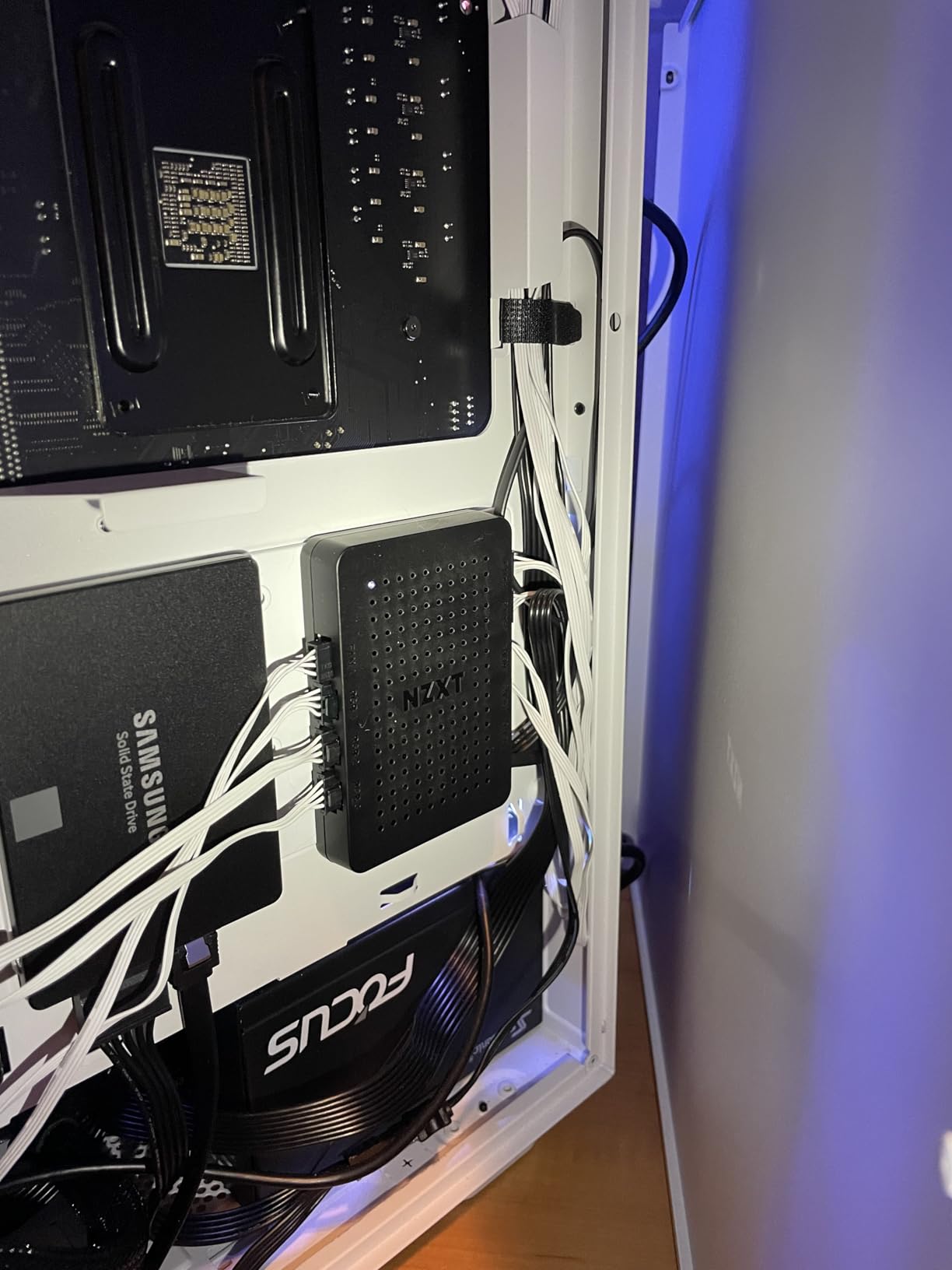 Corsair RGB & Fan Controller - 6 RGB Lighting Channels, 3 Fan Channels, RGB Lighting Customization, Black customer photo 2