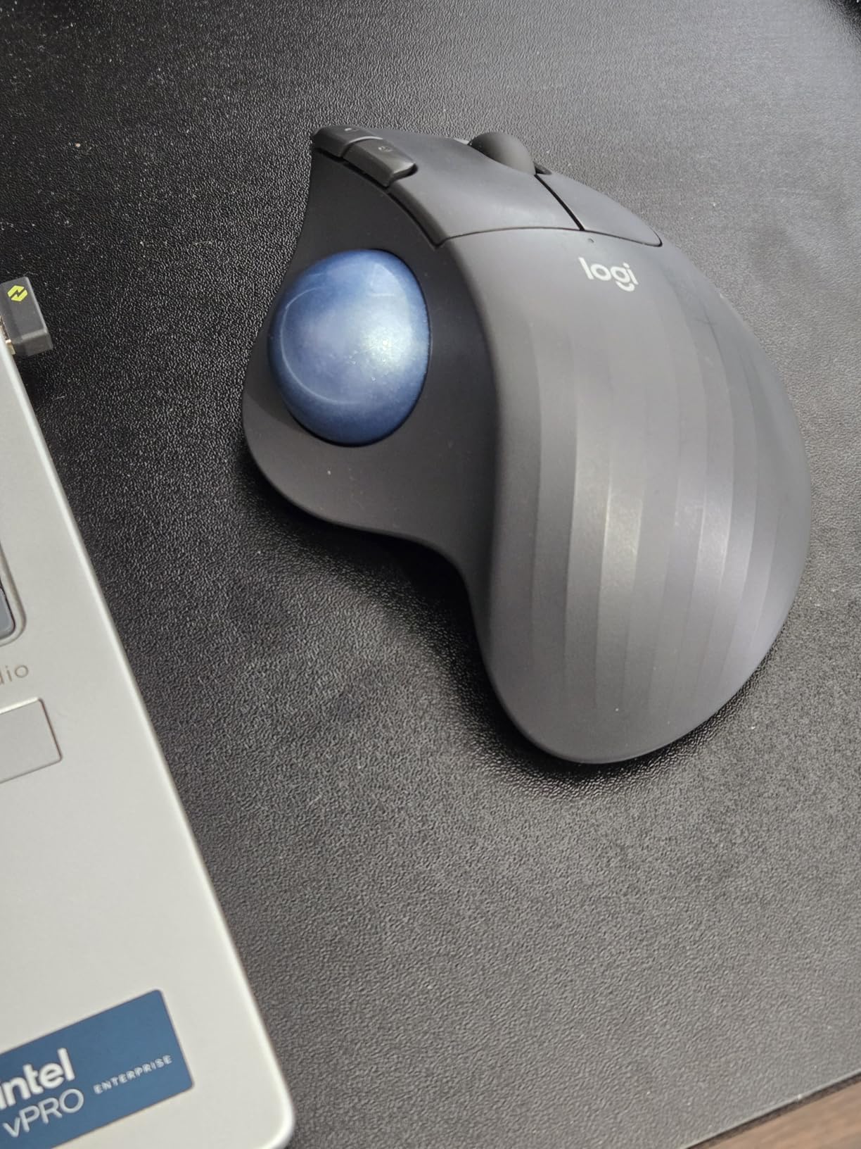 Logitech Ergo M575S Wireless Trackball Mouse, Wireless Ergonomic Mouse with Bluetooth and Encrypted Dongle, Comfortable Thumb Control, Precise and Smooth Tracking, for PC/Mac - Graphite Blue Ball customer photo 1