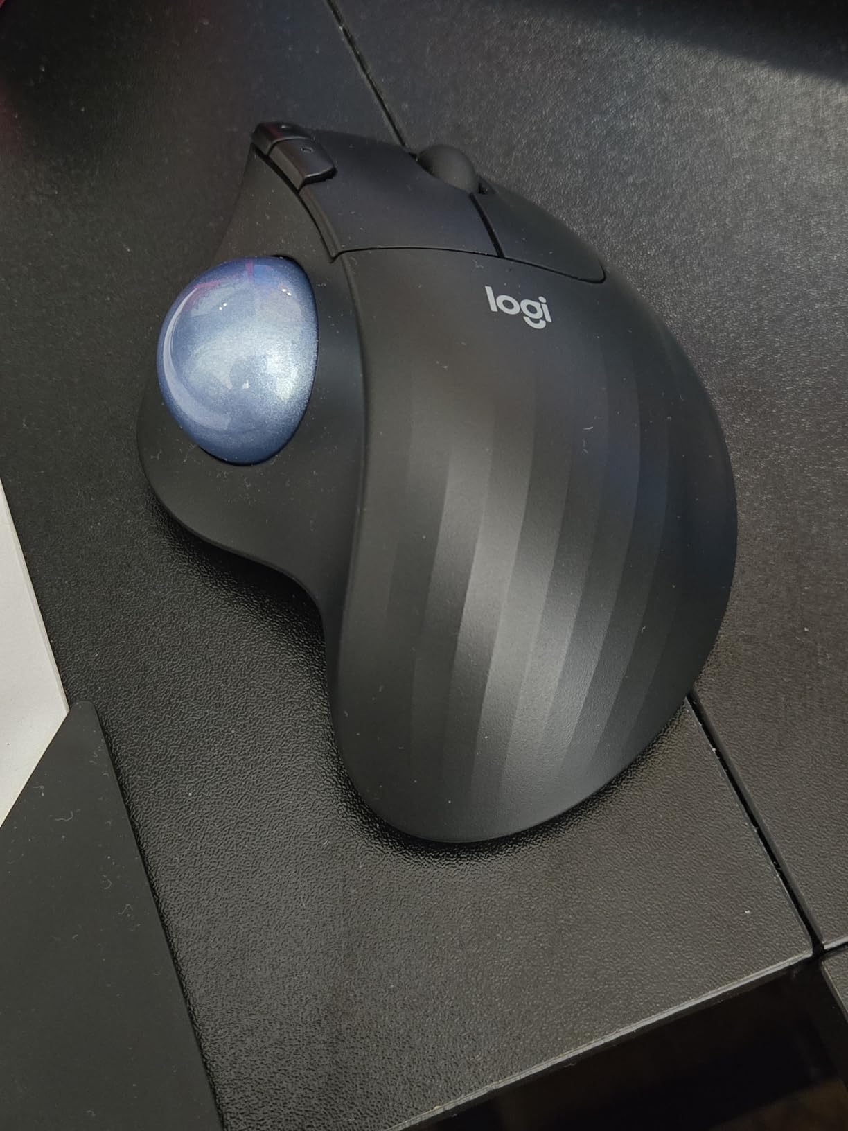 Logitech Ergo M575S Wireless Trackball Mouse, Wireless Ergonomic Mouse with Bluetooth and Encrypted Dongle, Comfortable Thumb Control, Precise and Smooth Tracking, for PC/Mac - Graphite Blue Ball customer photo 2