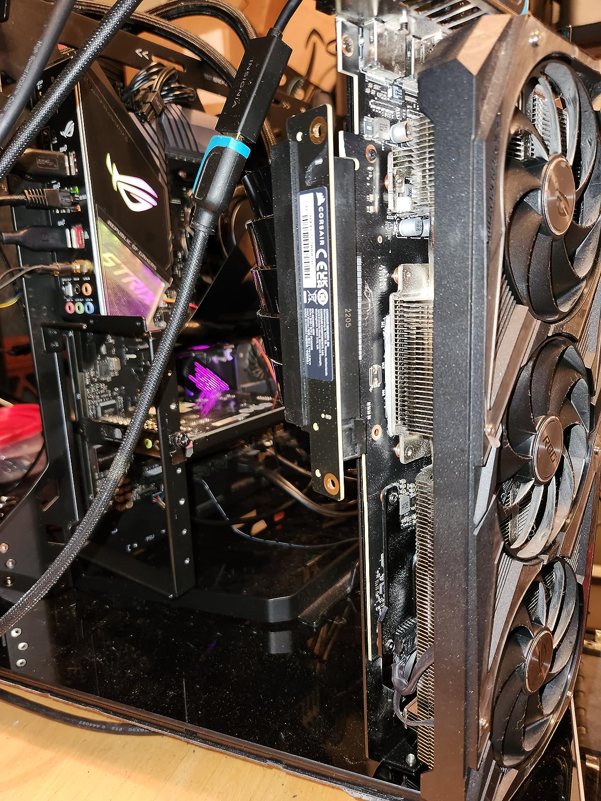 Corsair Premium PCIe 4.0 x16 Extension Cable 300mm - EMI Shielded - 90° Female PCIe Connector - Backwards Compatible with PCIe 3.0 Systems - Black customer photo 1