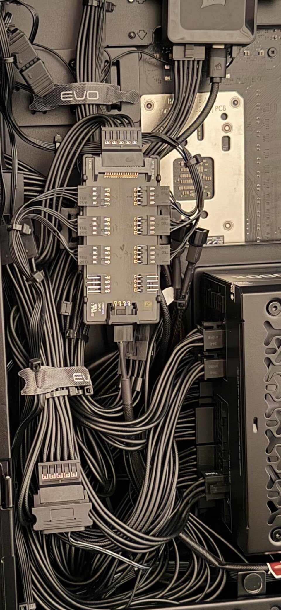 Noctua NA-FH1, 8 Channel Fan Hub for up to Eight 12V or 5V Based 4-pin PWM or 3-pin Fans (Black) customer photo 1