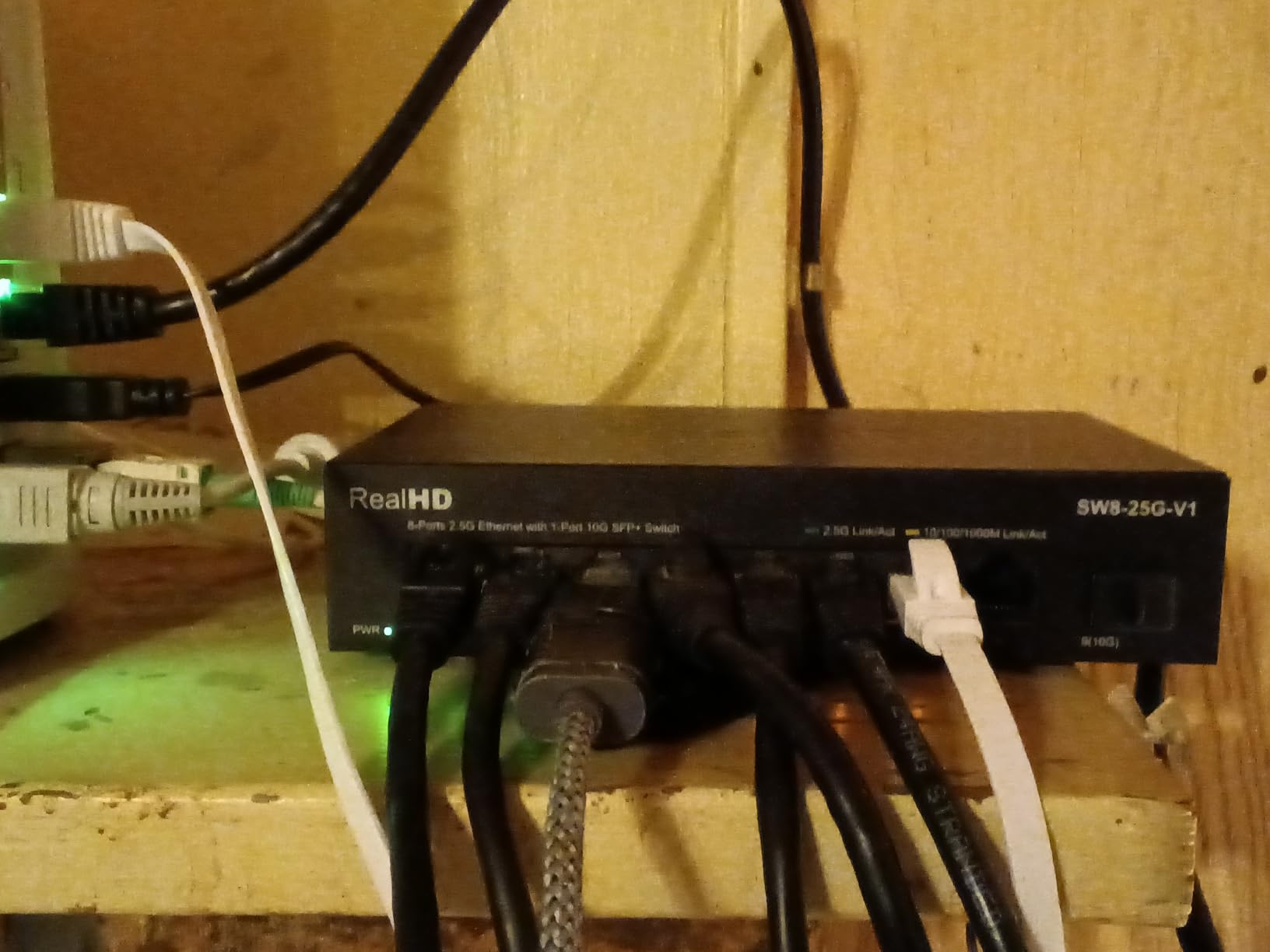 Real HD 8 Port 2.5G Ethernet Switch Unmanaged Network Switch with 8 x 2.5 Gigabit | 1 x 10G SFP+ | Work with 10-100-1000Mbps Devices | 60G Bandwidth | Plug & Play | Fanless Quiet Metal Internet Switch customer photo 1