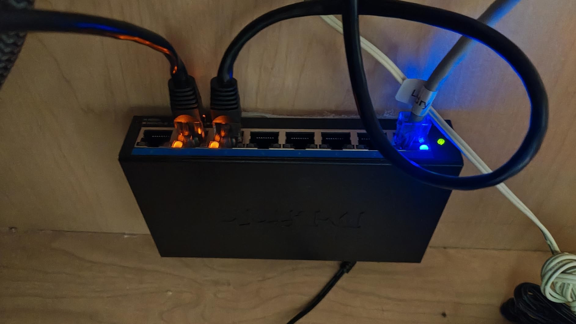 D-Link 8-Port 2.5GB Unmanaged Gaming Switch with 8 x 2.5G - Multi-Gig, Desktop or Wall Mount, Silent Operation, Plug & Play, Follows NDAA/TAA, (DMS-108), Ethernet Splitter, Multi-Gigabit Network customer photo 2