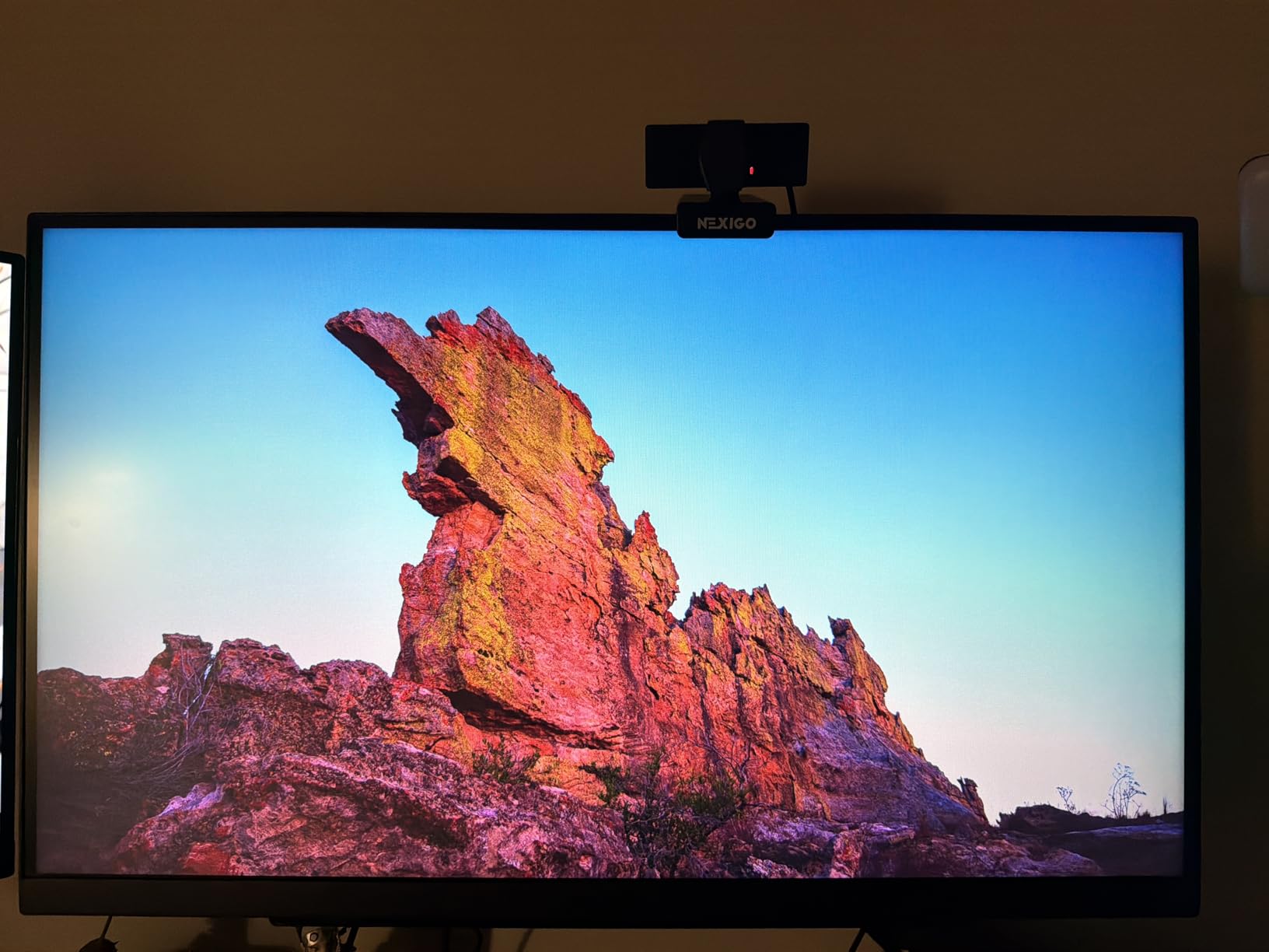 LG 27GR83Q-B 27-inch UltraGear QHD (2560x1440) IPS Gaming Monitor, 240Hz, 1ms, DisplayHDR 400, G-Sync AMD FreeSync Premium, HDMI 2.1 DisplayPort, 4-Pole HP Out DTS GP:X, Tilt/Height/Pivot Stand, Black customer photo 2