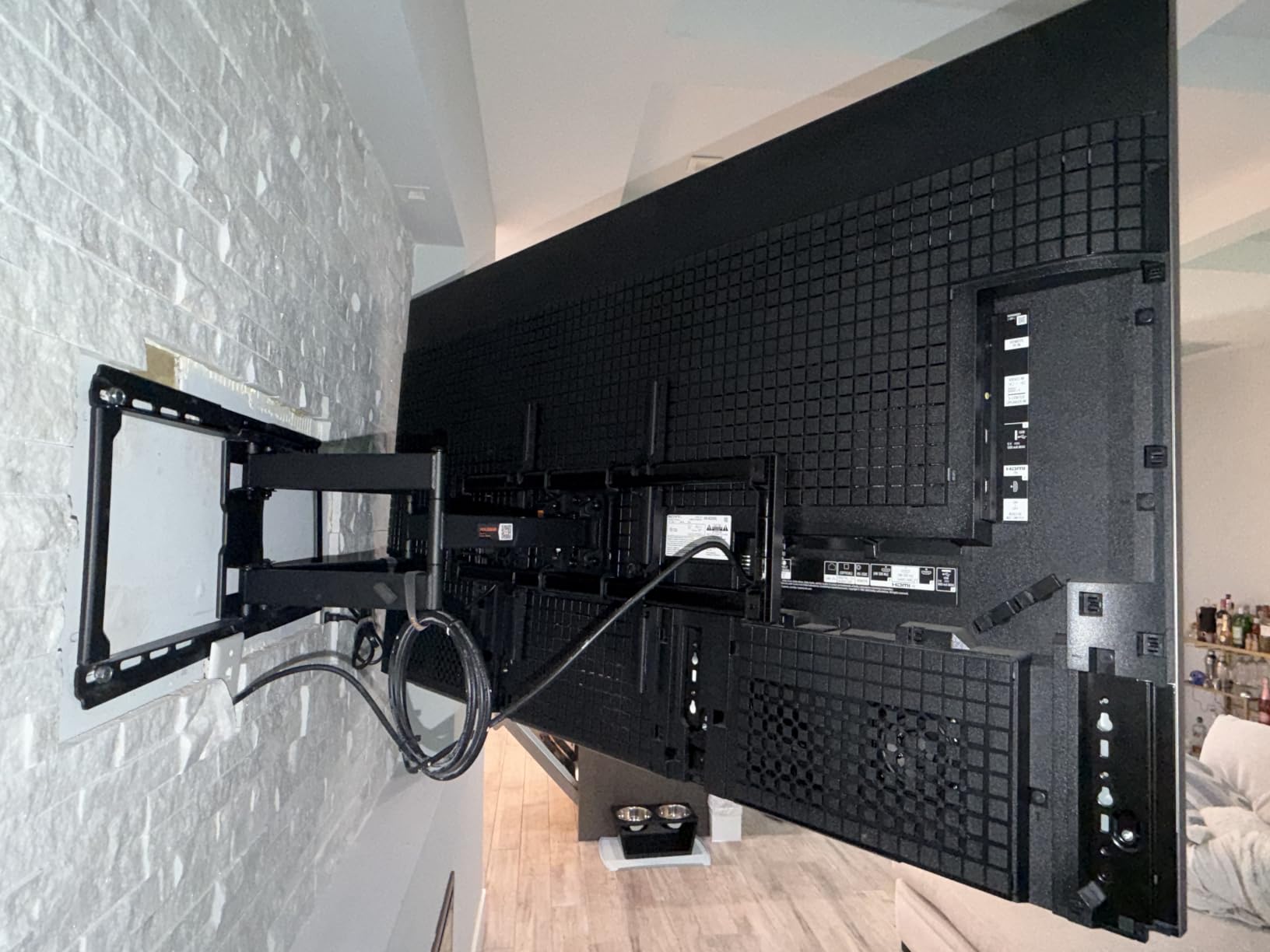 Perlegear UL-Listed Full Motion TV Wall Mount for 42-90 Inch TVs up to 150 lbs, Pre-Assembled TV Mount with Tool-Free Tilt, Swivel, Extension, Max VESA 600 x 400mm, 12/16/18/24 Wood Studs, PGLF16 customer photo 1