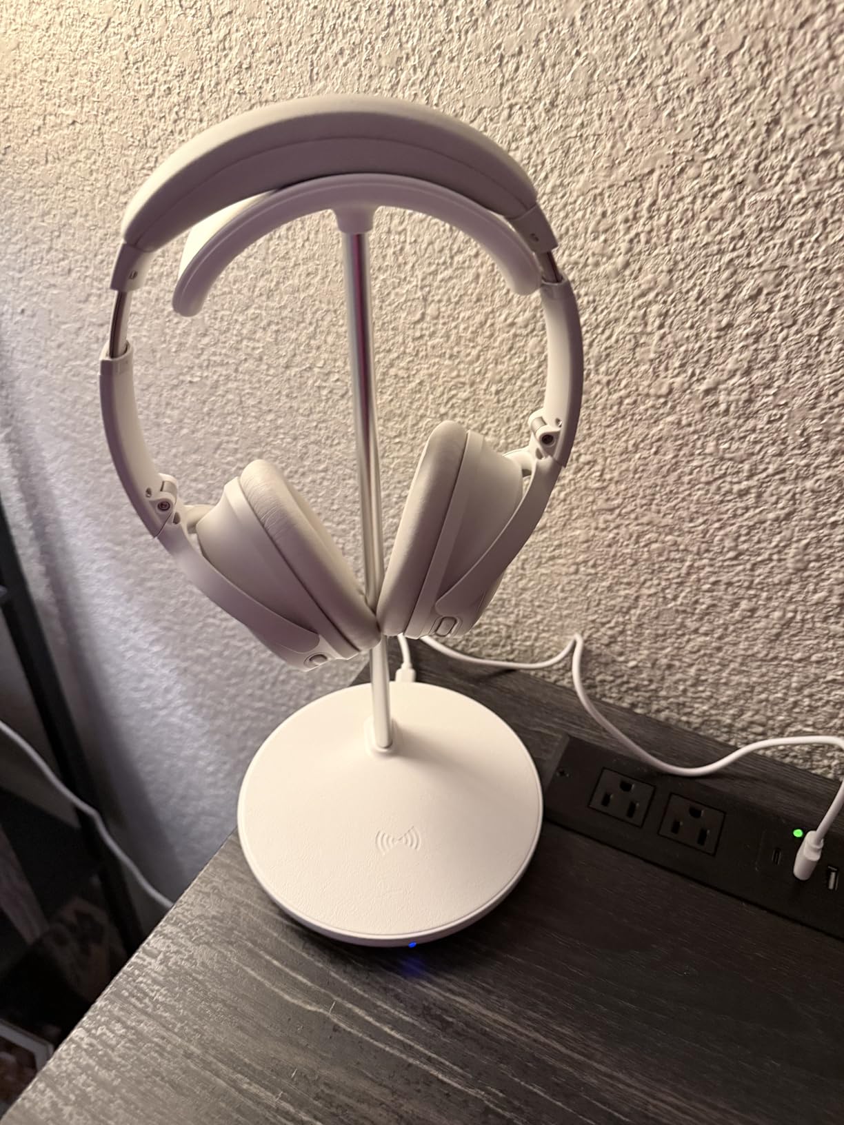 Miroddi Headphone Stand with Wireless Charger, Independent USB Charging Port, 5 in 1 Charging Station Headset Holder Rack for AirPods Max/Pro/4/3/2, iWatch, iPhone, Samsung and Desk Headphones, White customer photo 2
