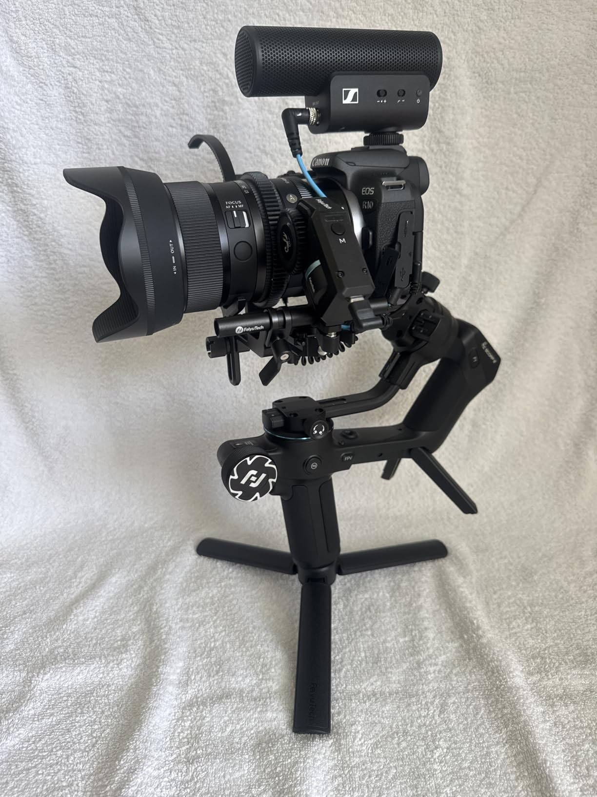 FeiyuTech SCORP 2 Gimbal Stabilizer for DSLR and Mirrorless Camera, Integrated AI Tracking Sensor, 3-Axis, 2.5kg Payload, Touch Screen customer photo 1
