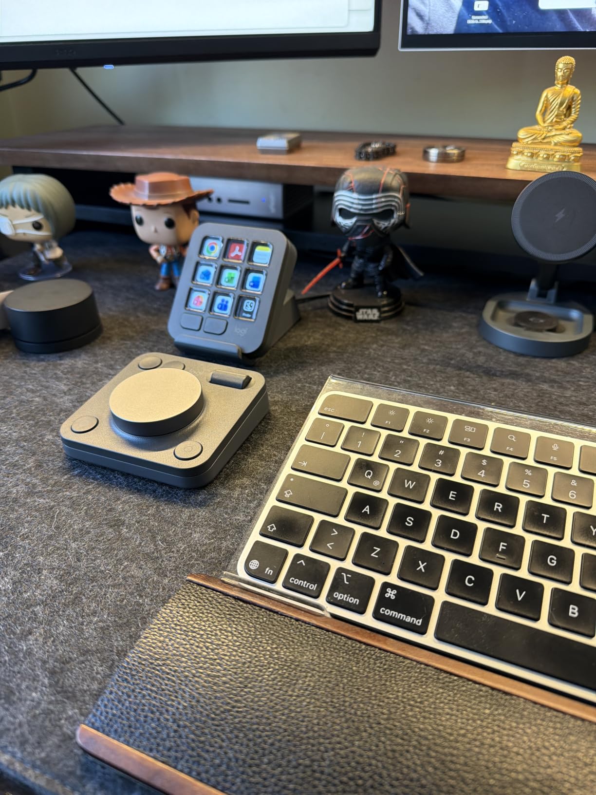 Logitech MX Creative Console 9 Customizable Keys - Graphite | Control Dial, for graphic design, Zoom and Spotify, includes 3-Month Adobe Cloud Membership, Stream Deck Accessories customer photo 1