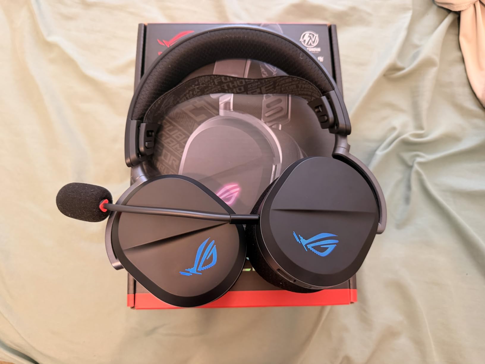ROG Pelta Wireless Gaming Headset with Detachable Mic - Black | Tri-Mode (BT, 2.4GHz, USB-C) 50mm Titanium-Plated Drivers, 70H Battery, Ergonomic, Lightweight, for PC, PS4/5, Switch, Mobile customer photo 1