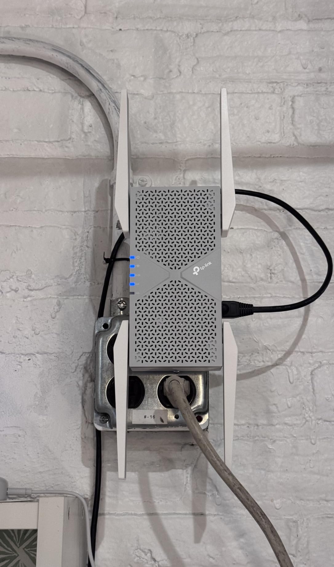 TP-Link RE813XE AXE5400 Wi-Fi 6E Range Extender w/Ethernet Port | 5.4 Gbps Tri-Band Wireless Repeater Amplifier | Up to 2800 Sq. Ft., 96 Devices | 6 GHz Band, 160 MHz | APP Setup | OneMesh Compatible customer photo 1