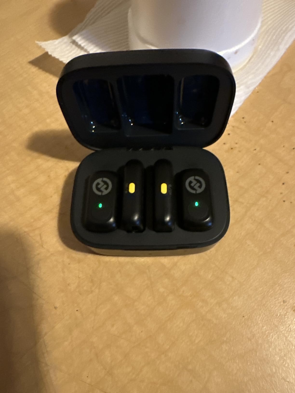 Hollyland Lark A1 Wireless Mini Microphone for iPhone & Android, 48kHz/24-bit, 3-Level Intelligent Noise Cancel, Microphone for YouTube, Podcast, Vlogging (Black, 2TX + 2RX + Charging Case) customer photo 1