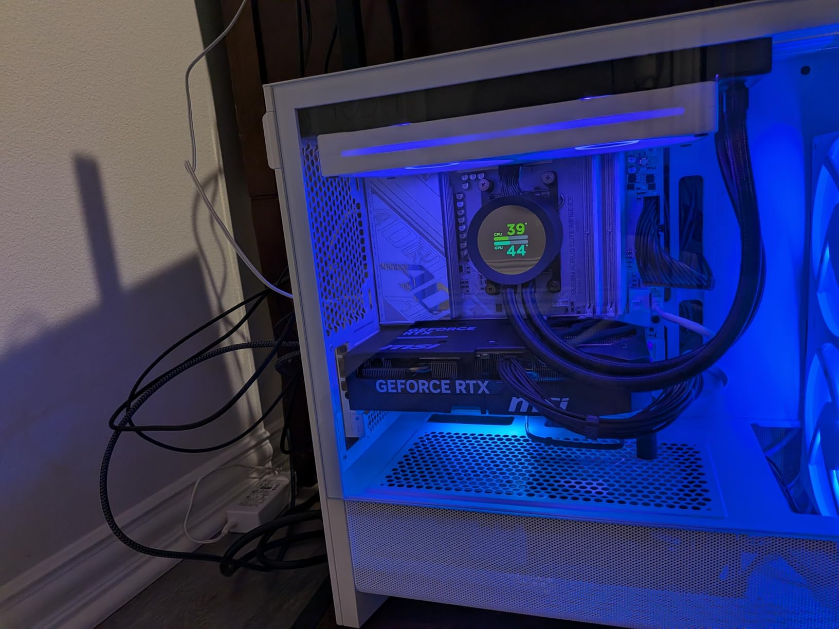 NZXT Kraken Plus 240-240mm AIO CPU Cooler, LCD - Black | 240mm AIO with customizable LCD and Turbine pump for improved thermals. F120P fans, simple install, CAM control. customer photo 1