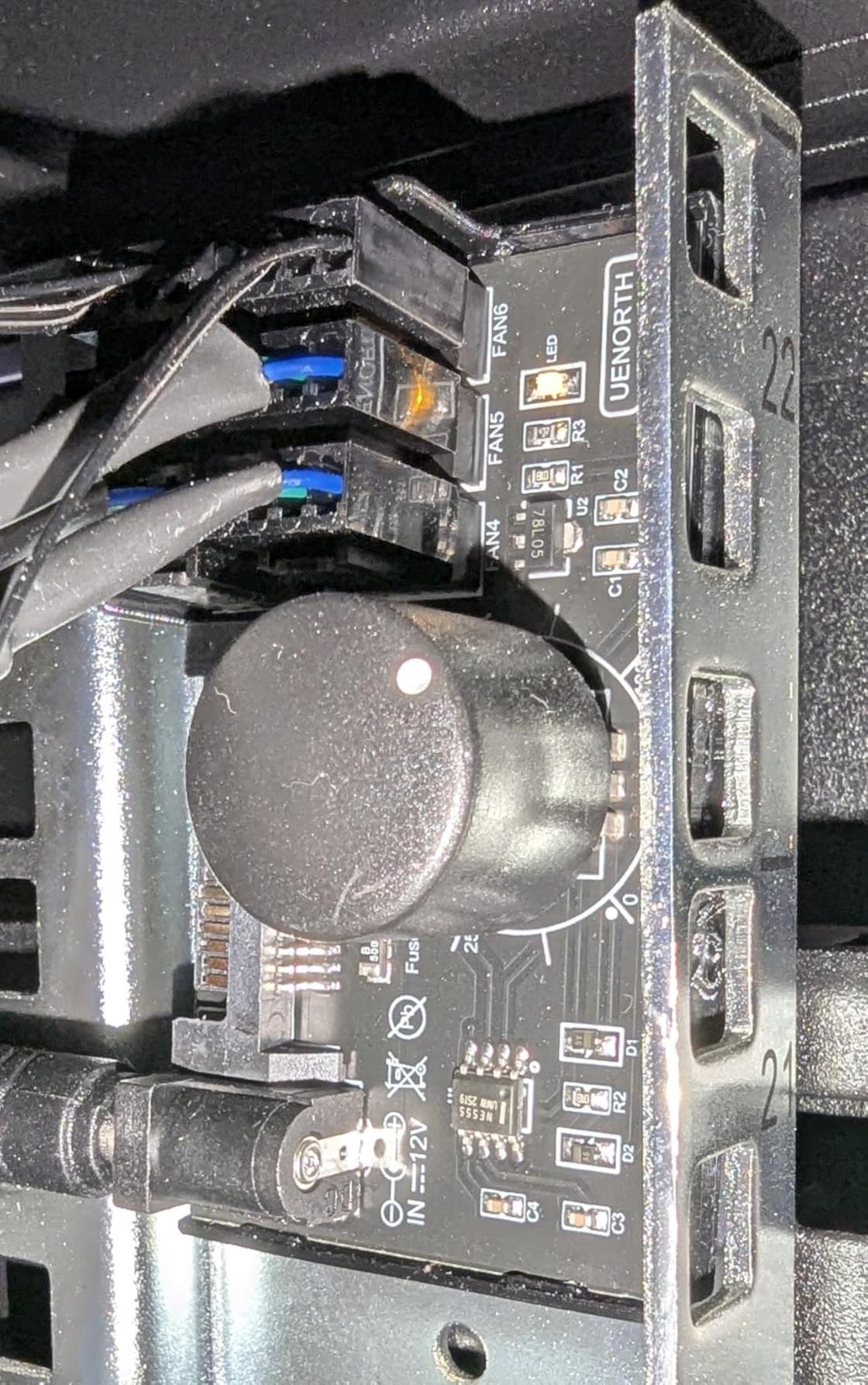 4 Pin 12V PWM Fan Controller 6 Fans Supported, PC Fan Adapter Hub Powered by SATA and DC 5525, Cooling Fan Speed Knob with Max Total 60W 5A Output customer photo 1