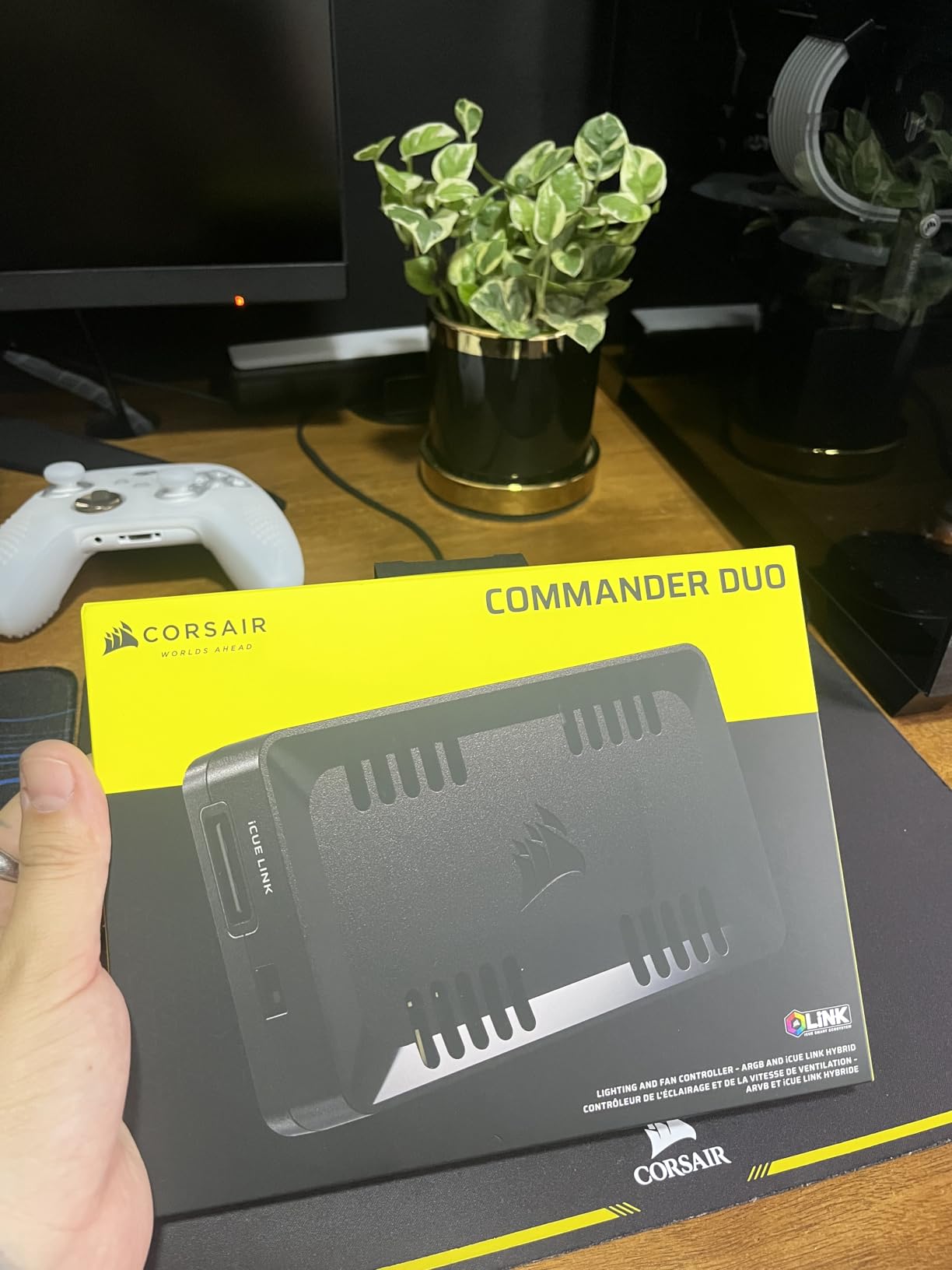 Commander Duo iCUE Link RGB Lighting and PWM ARGB Fan Controller - Control 12 Daisy-Chained PWM Fans, Two Flexible Temperature Sensors Included - Black customer photo 2