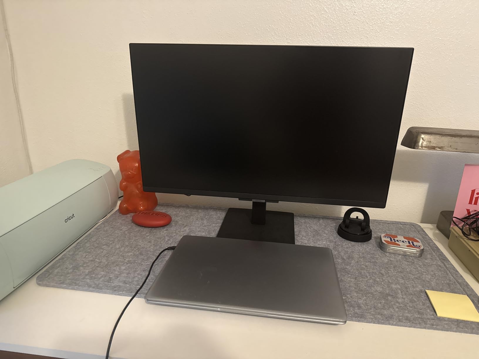 Samsung 27-Inch M5 (M50F) Series FHD Smart Monitor with Streaming TV, Speakers, HDR10, Gaming Hub, Multiple Ports, Workout Tracker, Vision Accessibility Tools, White, LS27FM503ENXZA customer photo 1