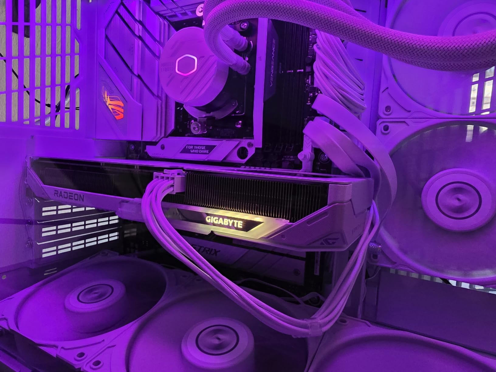 GIGABYTE Radeon™ RX 9060 XT Gaming OC ICE 16G Graphics Card (16GB GDDR6, 128-bit, PCIe 5.0, HDMI/DP 2.1, 2 Slot, Hawk Fan, Server-Grade Thermal Gel, Reinforced Structure) customer photo 2