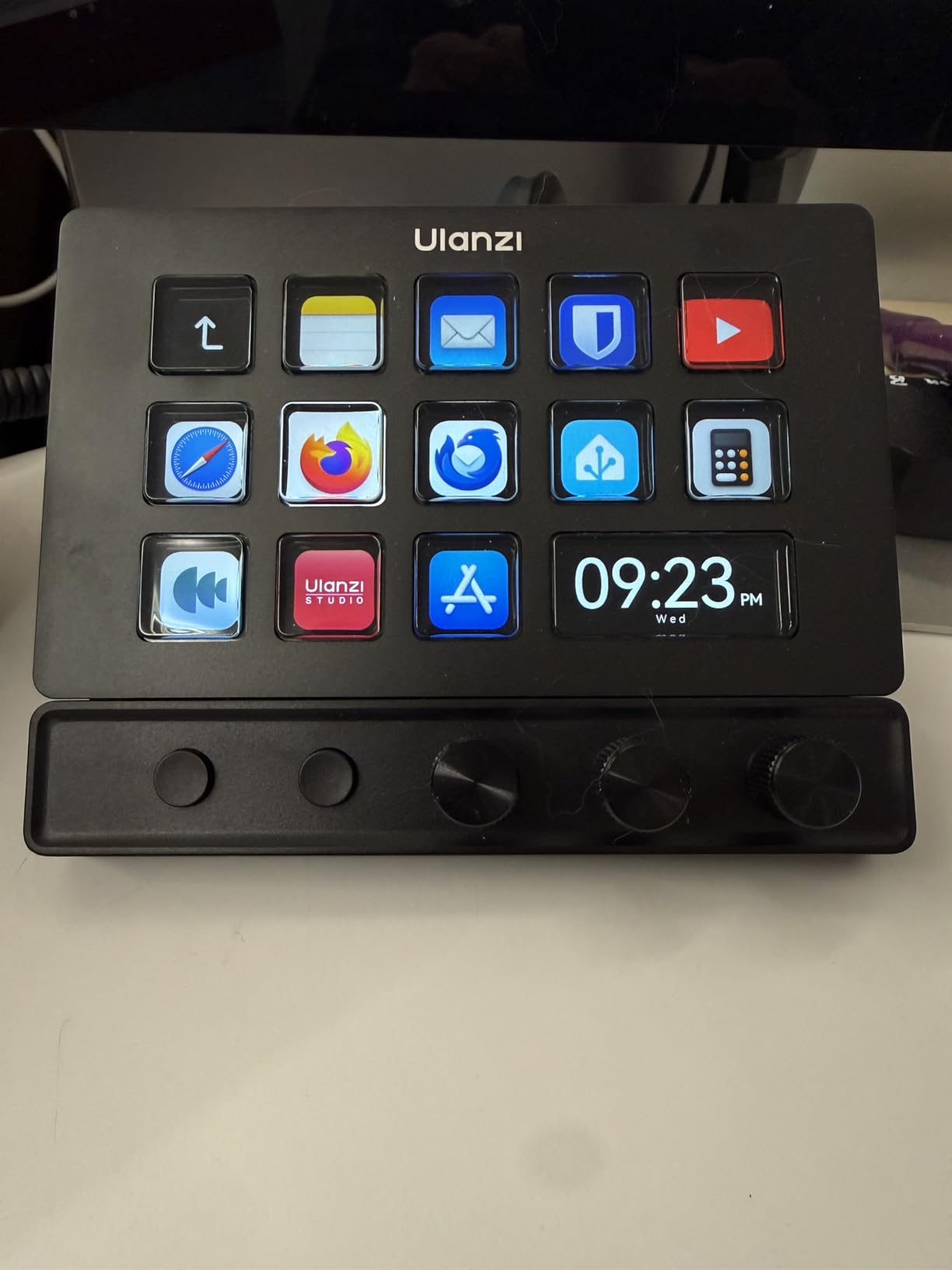 ULANZI D200X Stream Controller with 3 Knobs, 14 LCD Keys Macro Keyboard | Customizable Key 8-in-1 USB-C Hub Docking Station with 4K HDMI Content Creator Equipment for OBS/Video Editing/Photography/PC customer photo 1