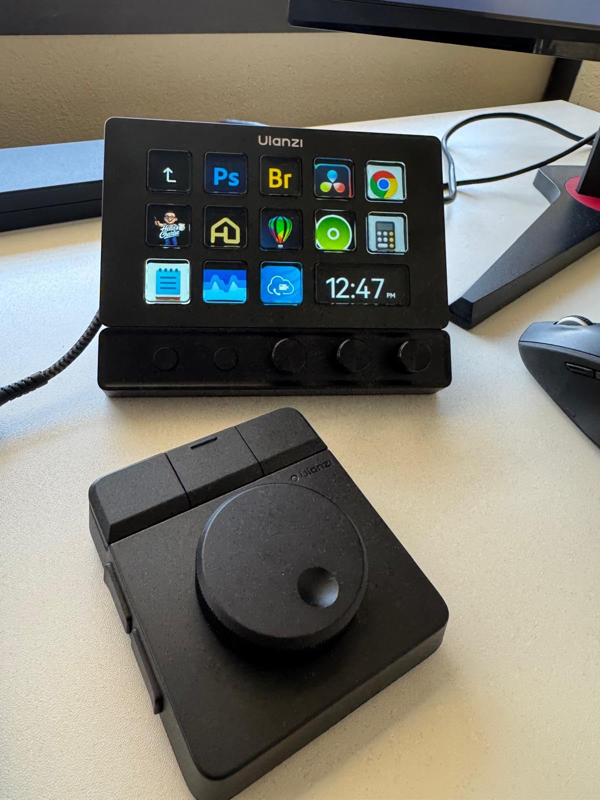 ULANZI D200X Stream Controller with 3 Knobs, 14 LCD Keys Macro Keyboard | Customizable Key 8-in-1 USB-C Hub Docking Station with 4K HDMI Content Creator Equipment for OBS/Video Editing/Photography/PC customer photo 2