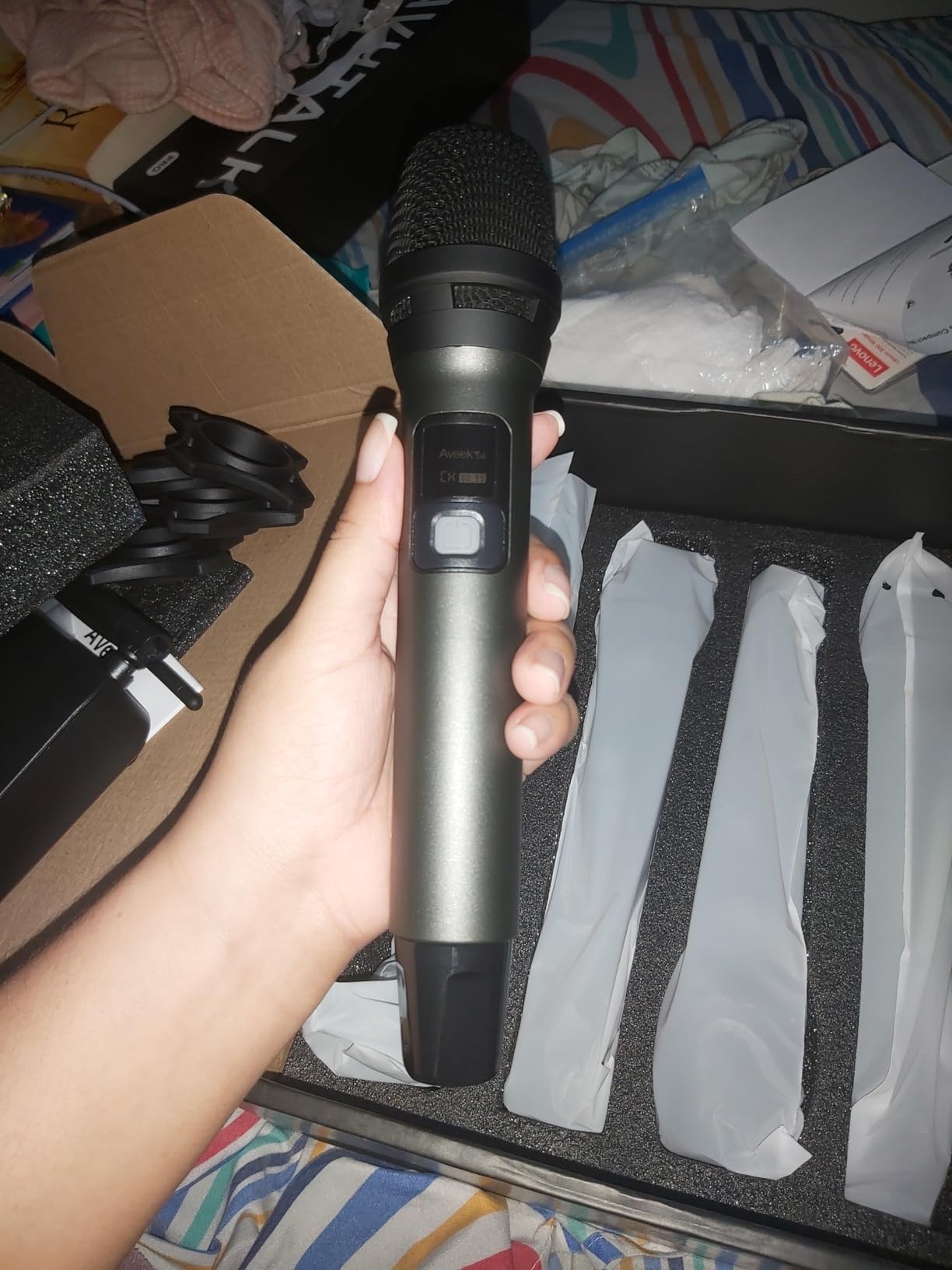 Aveek Wireless Microphone System with 4-Pack Dynamic Handheld Mics, 262ft Long Range, 40-Hour Battery, Low Latency Studio Sound for Karaoke, Singing, Speech, Church, Stage, Wedding, DJ & Events customer photo 2