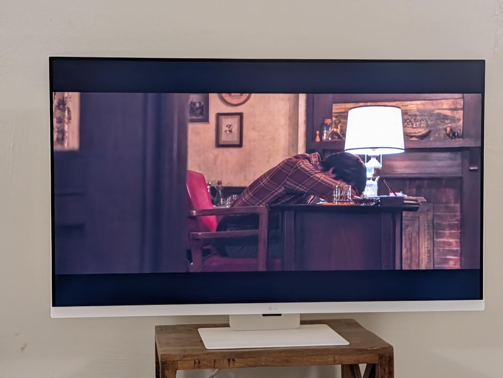 LG 32U701SB-B 32-inch Smart 4K UHD (3840 x 2160) Professional Monitor 60Hz, HDR10, webOS, Built-in Speaker, Switch, HDMI, Tilt Stand, Black customer photo 1