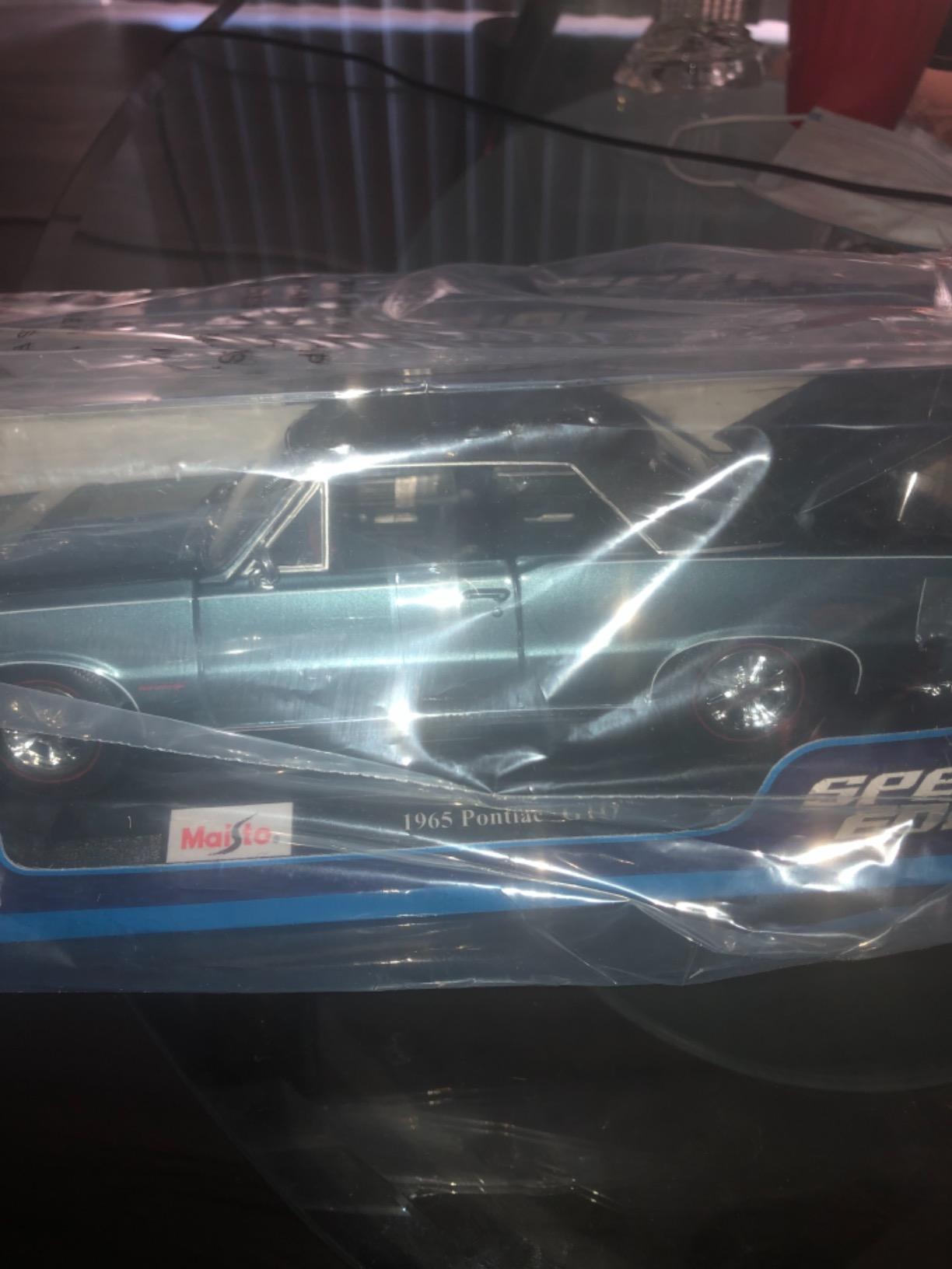 Maisto 1:18 Scale 1965 Pontiac GTO (Hurst Edition) Diecast Vehicle (Colors May Vary) customer photo 1