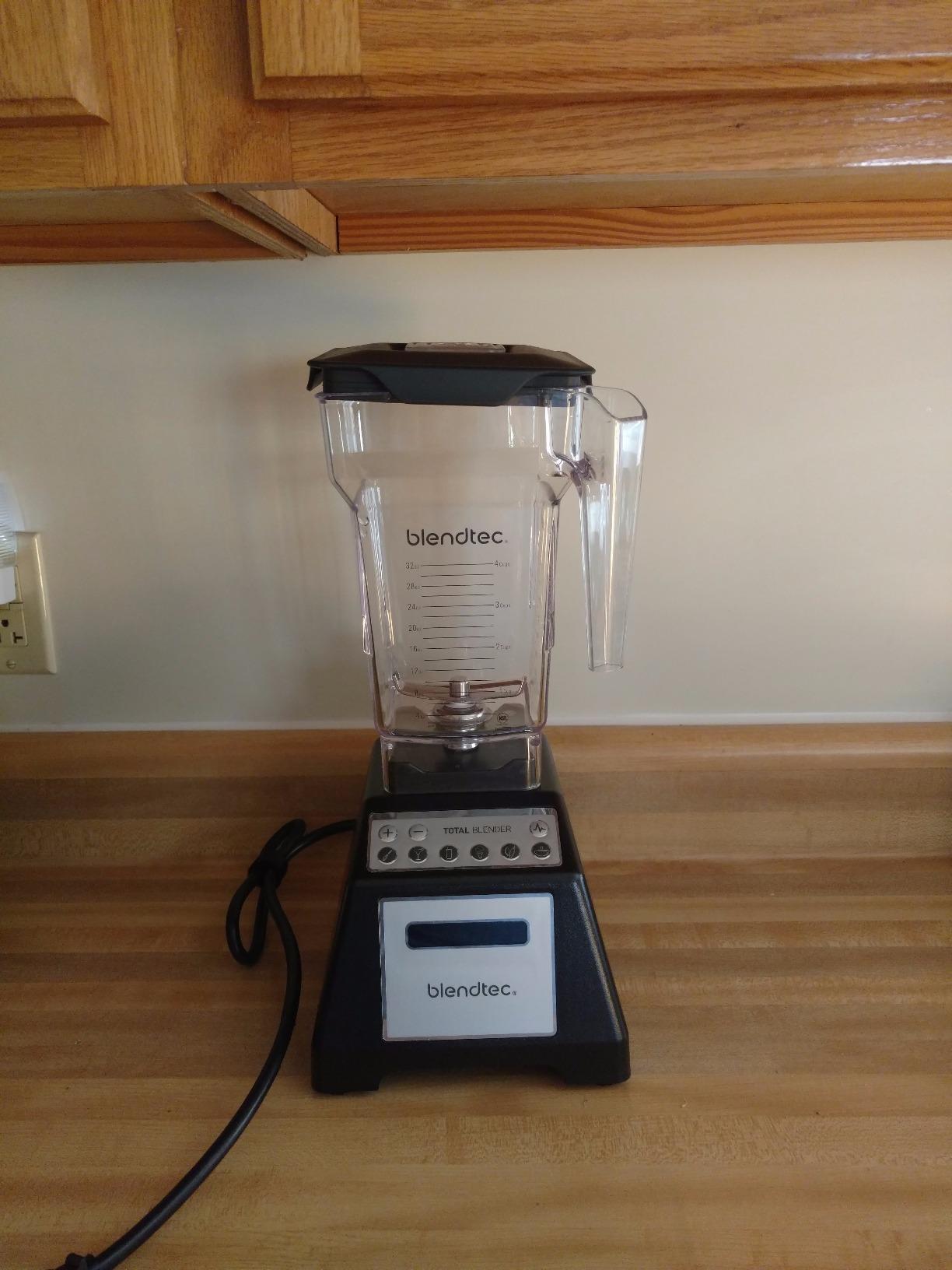 Blendtec Total Blender Classic (Black) & 75oz FourSide Jar | 10-Speed Professional-Grade, High-Power Kitchen Blender with Six Pre-Programmed Cycles customer photo 2