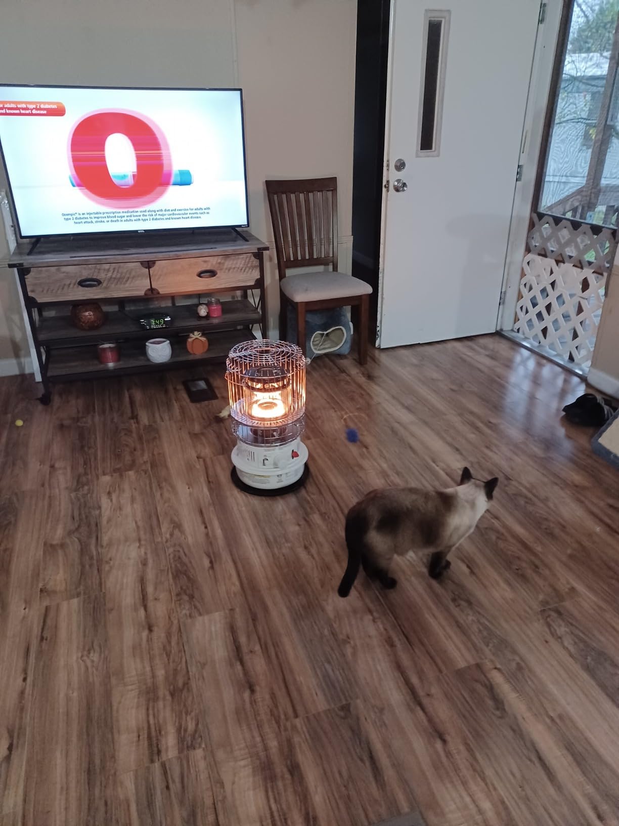 Kero World Kerosene Convection Wick Heater with Radiant and Convective Heat, Lightweight Portable Compact Design, and Sure Seat Chimney System, White customer photo 1