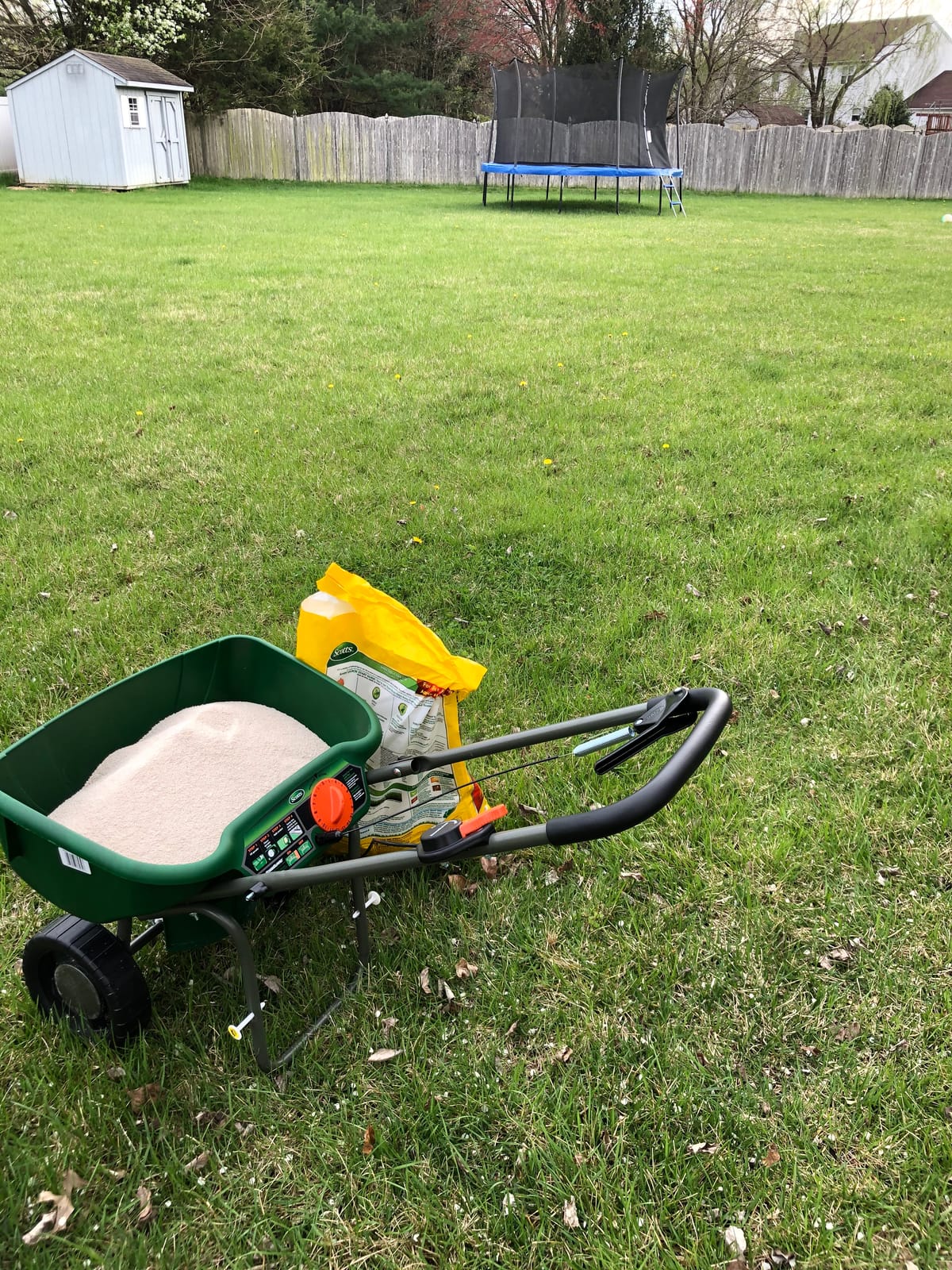 Scotts Turf Builder EdgeGuard DLX Broadcast Spreader for Seed, Fertilizer, Salt, Ice Melt, Holds up to 15,000 sq.ft. Product, Green customer photo 2