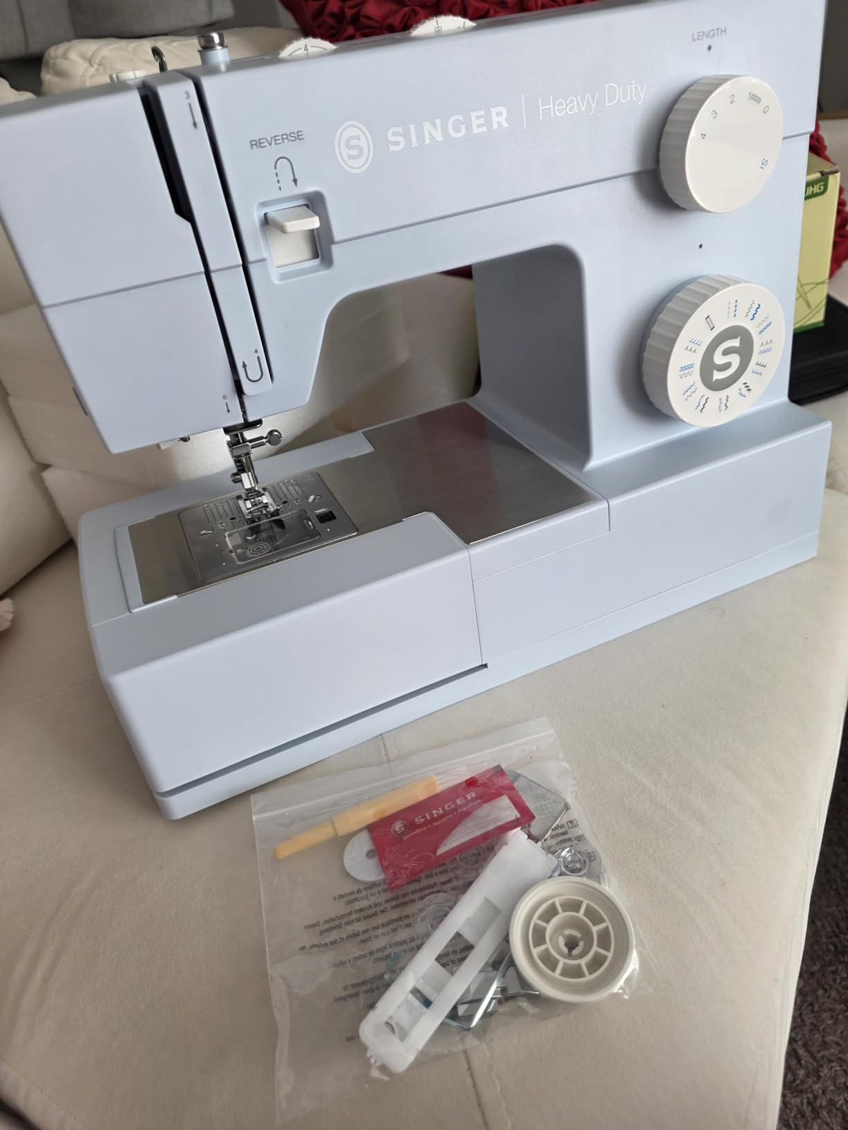 SINGER 4423 (Grey) High Speed Heavy Duty Sewing Machine with Accessory Kit, 23 Stitches, 1100 Stitches/Min customer photo 2