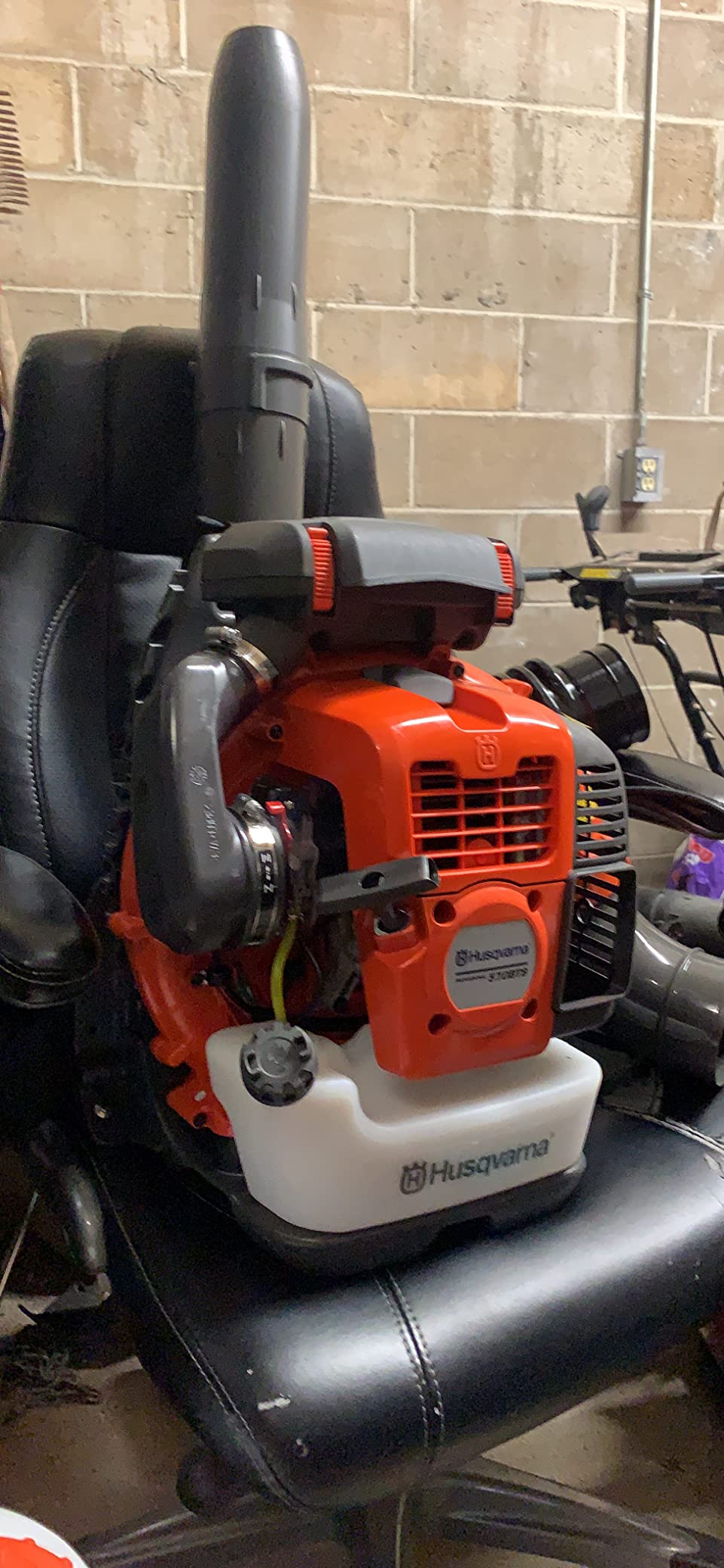 Husqvarna 570BTS Backpack Leaf Blower, 66-cc 4-HP 2-Cycle Gas Leaf Blower, 972-CFM, 236-MPH, 37-N customer photo 1