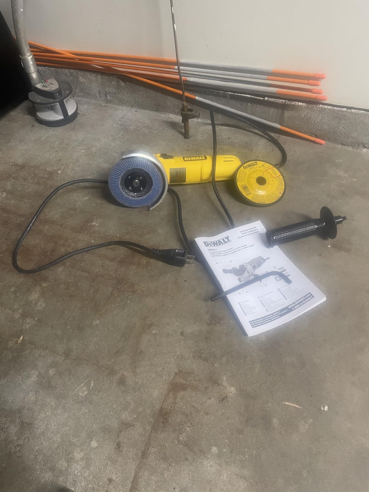 DEWALT Angle Grinder, One-Touch Guard, 4-1/2-Inch (DWE4011) customer photo 2