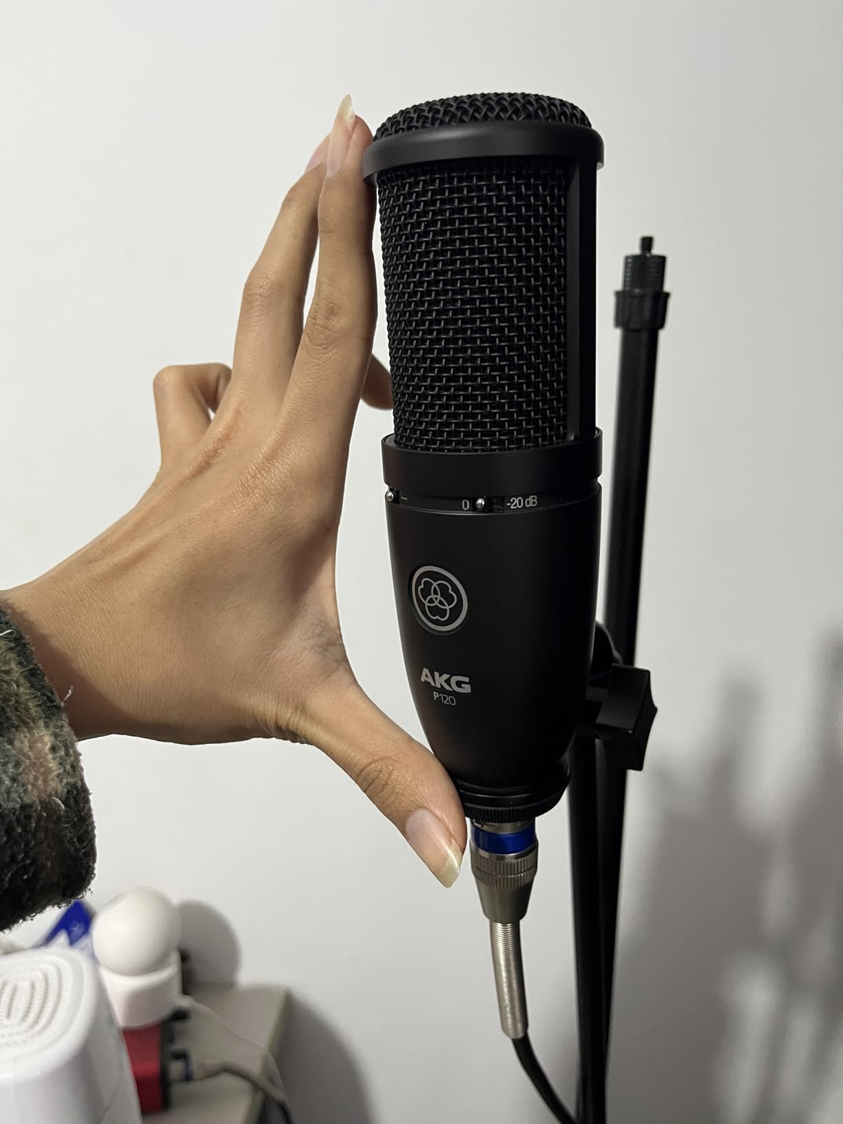 AKG Pro Audio P120 - Affordable 2/3-Inch Diaphragm Condenser Microphone for Clear Vocals & Instruments. Studio Recording or Live. XLR Connector. Black customer photo 2