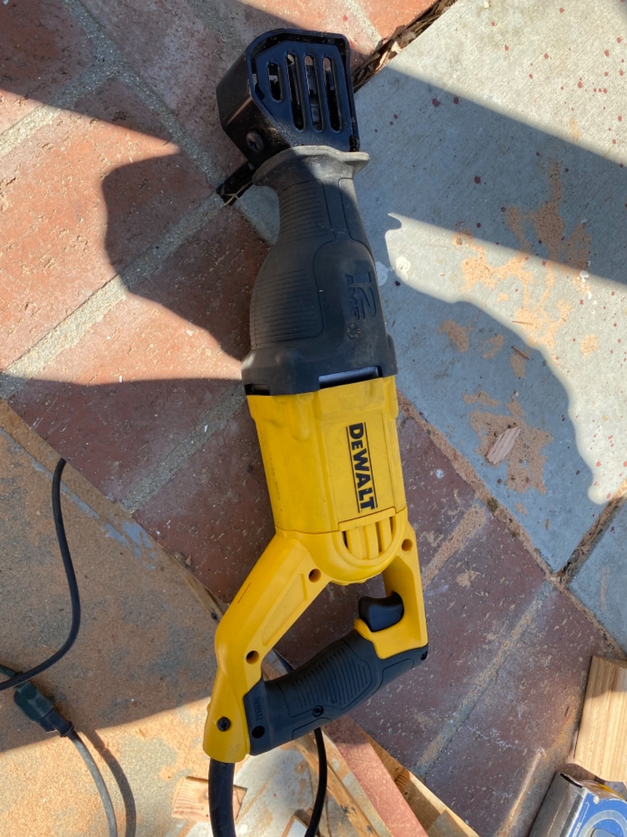DEWALT Reciprocating Saw, 12 Amp, 2,900 RPM, 4-Position Blade Clamp, Variable Speed Trigger, Corded (DWE305) customer photo 2