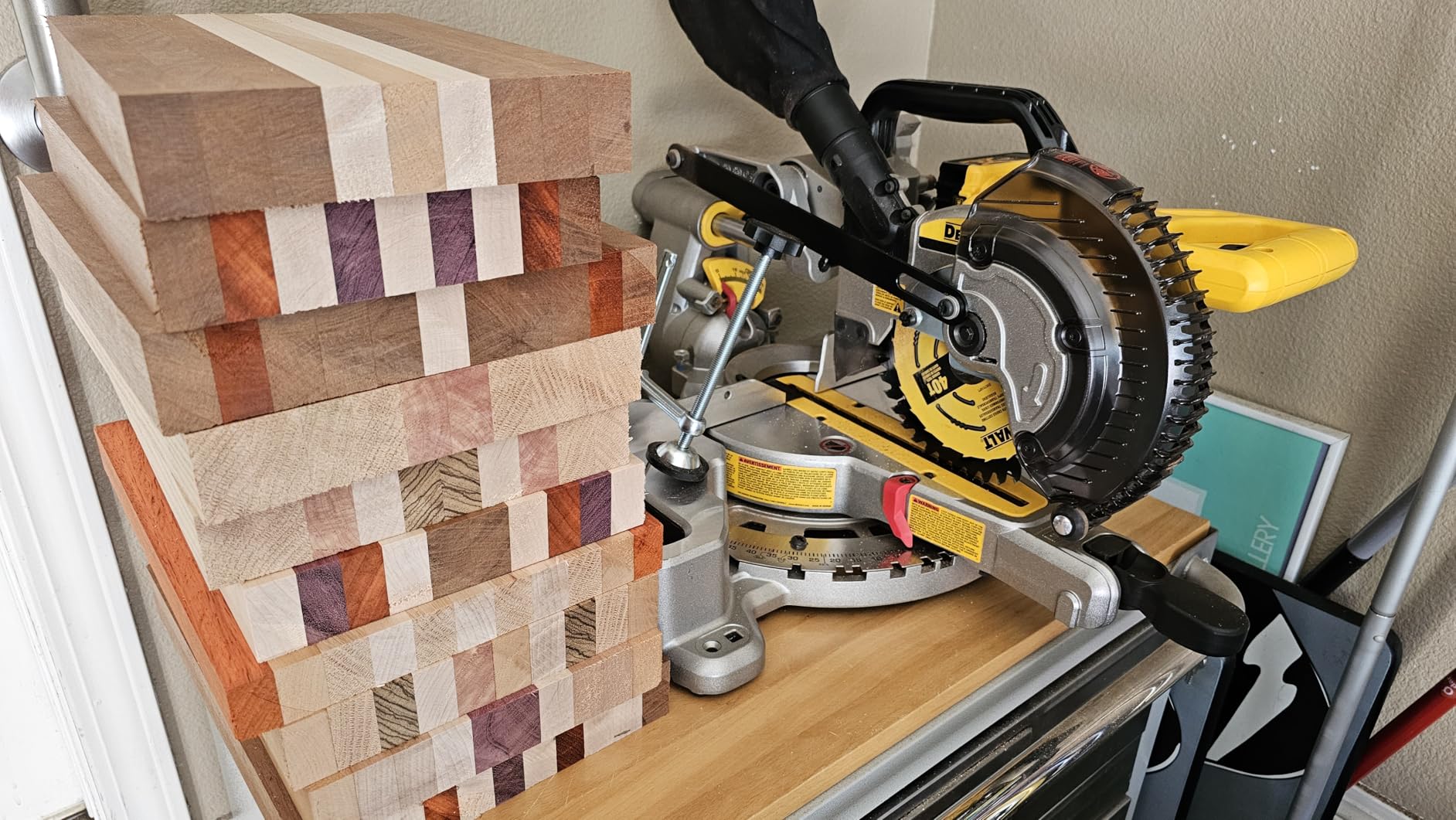 DEWALT 20V MAX* 7-1/4-Inch Miter Saw, Cordless (DCS361M1) customer photo 1
