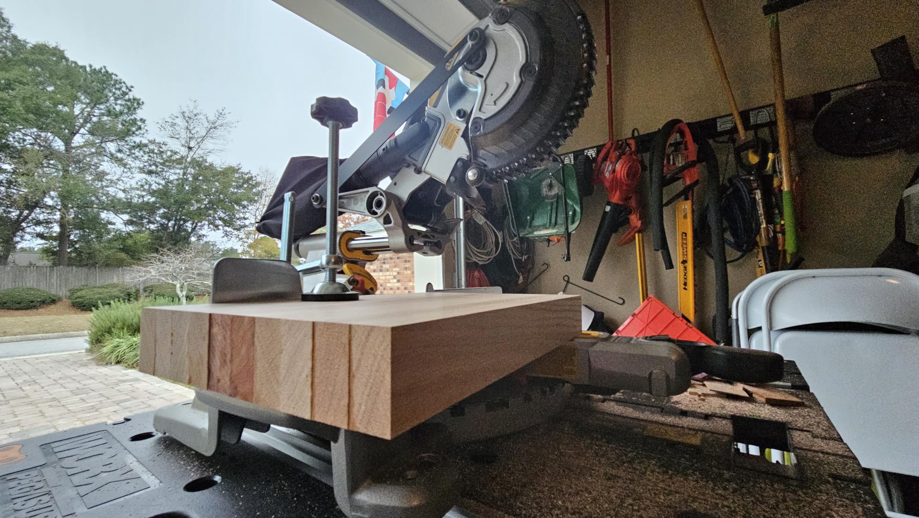 DEWALT 20V MAX* 7-1/4-Inch Miter Saw, Cordless (DCS361M1) customer photo 2