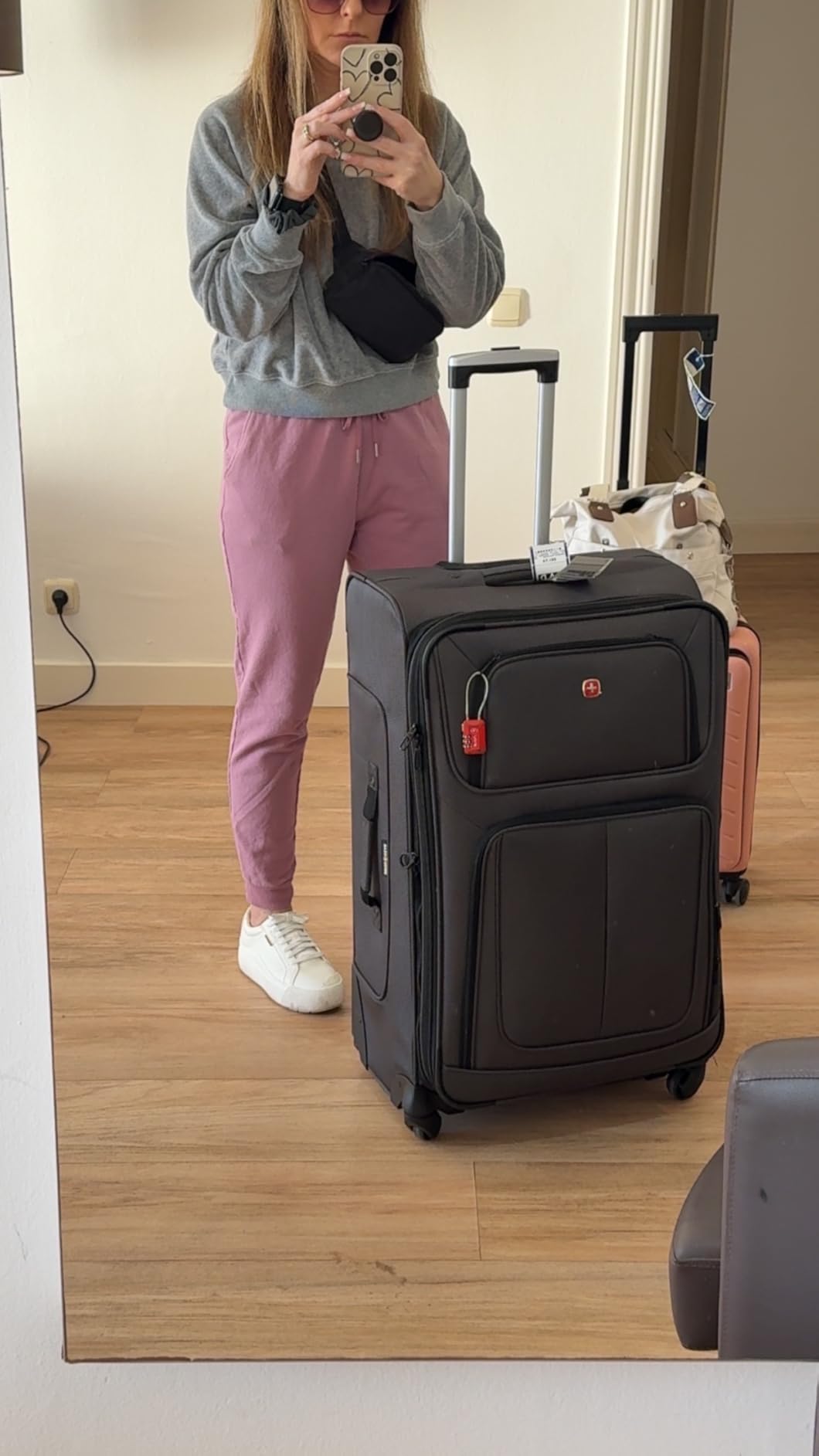 SWISSGEAR Sion Softside Expandable Spinner Luggage Durable Lightweight Travel Suitcase, Dark Grey, Checked-Large customer photo 1