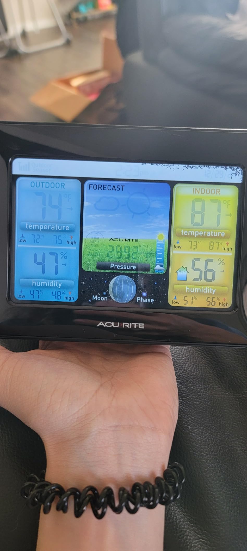 AcuRite Wireless Home Weather Station with Color Display, Indoor Outdoor Thermometer and Temperature Sensor (02077M) customer photo 2