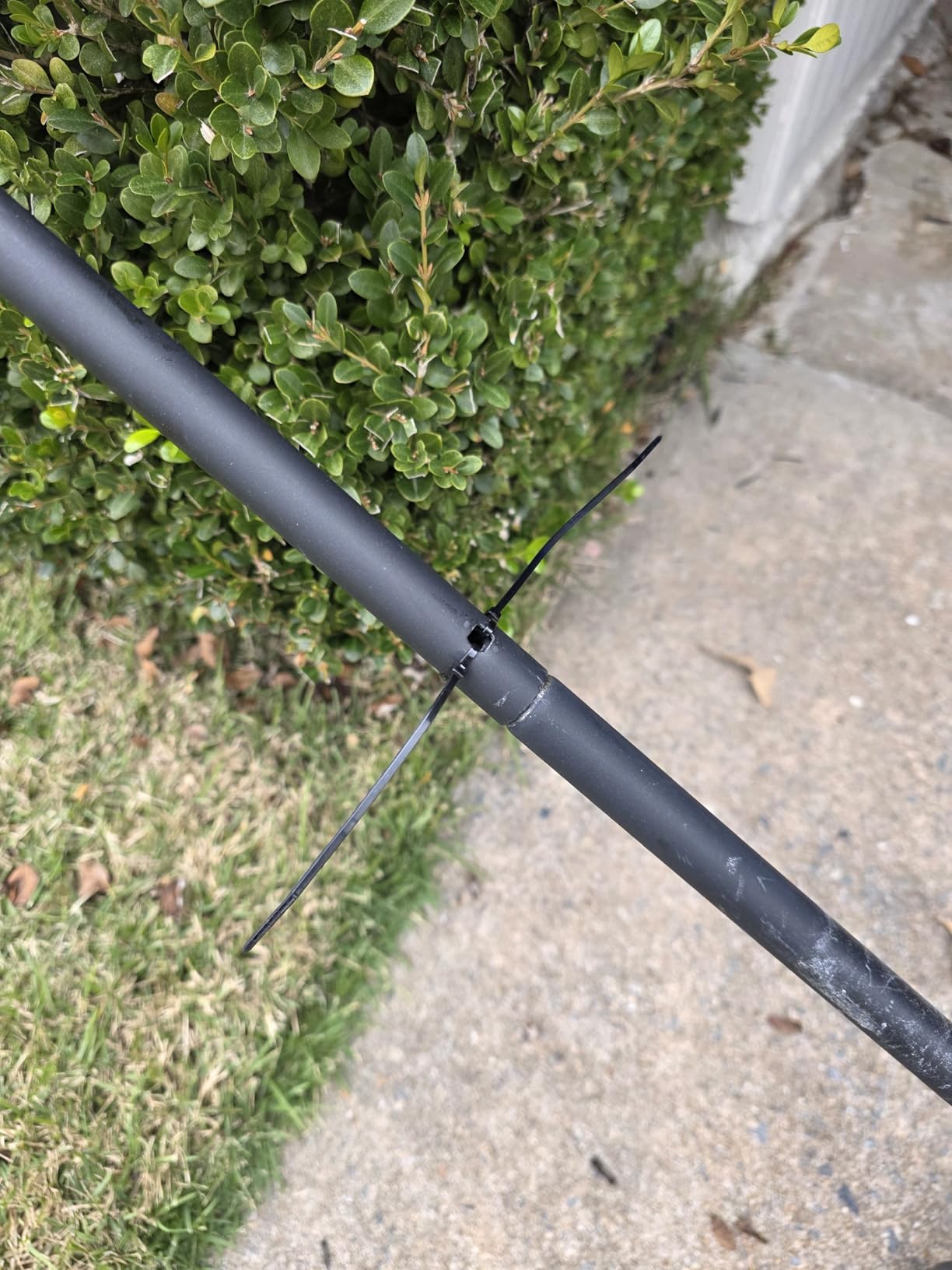 Earthwise LSW70021 21-Inch Width Leaf & Grass Push Lawn Sweeper, Black customer photo 1