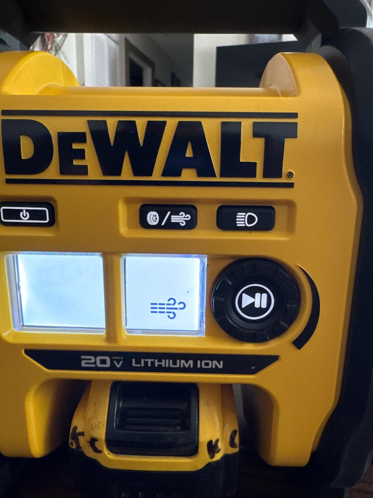 DEWALT Tire Inflator Portable Air Compressor 20V MAX, Car Air Pump with Automatic Shut Off, LED Light, Tool Only (DCC020IB) customer photo 2