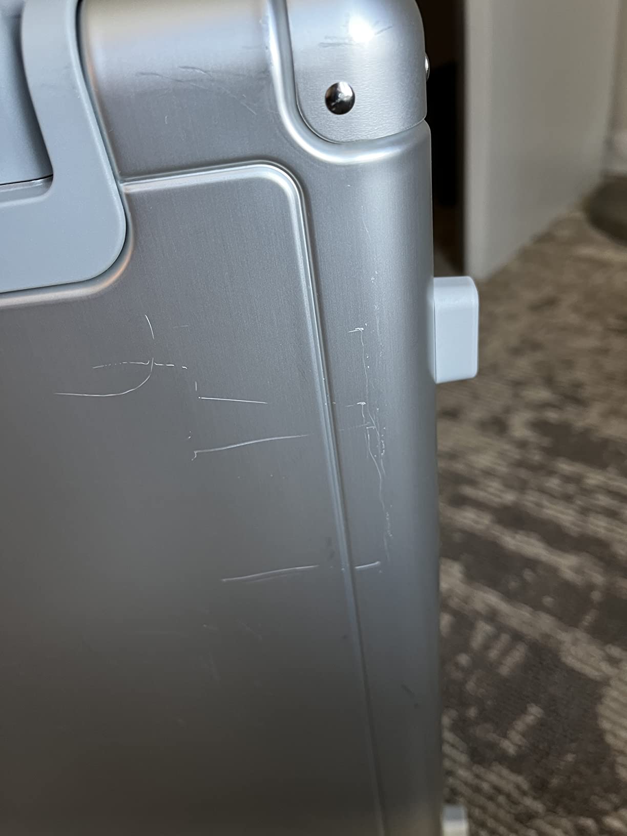 LEVEL8 Gibraltar Carry on Luggage, 20 Inch Aluminum Zipperless Luggages Airline Approved, Hardside Suitcase with TSA Lock and Spinner Wheels, Silver customer photo 2